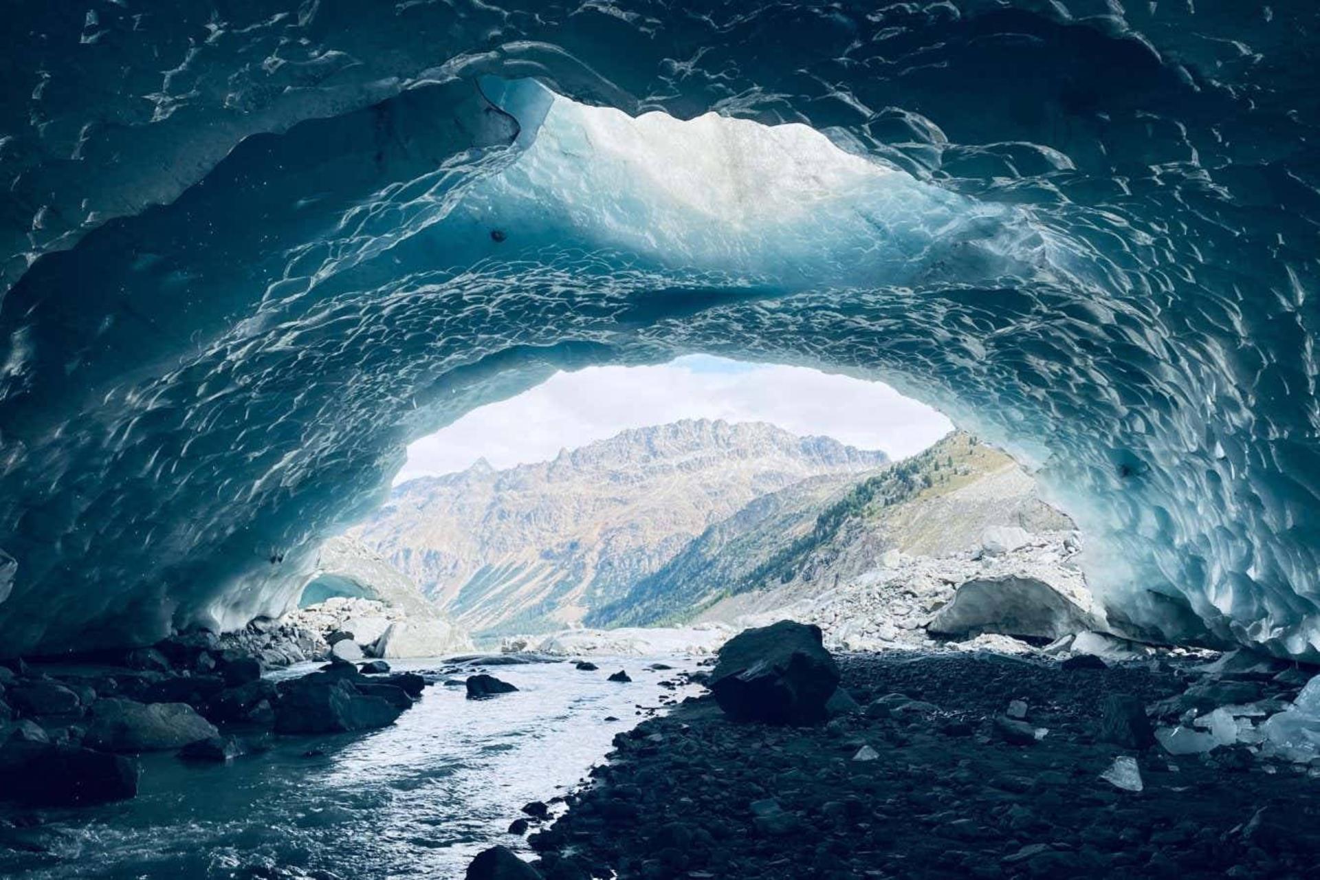 آب حاصل از ذوب یخ از میان غاری در یخچال مورتراتش در سوئیس عبور می‌کند.