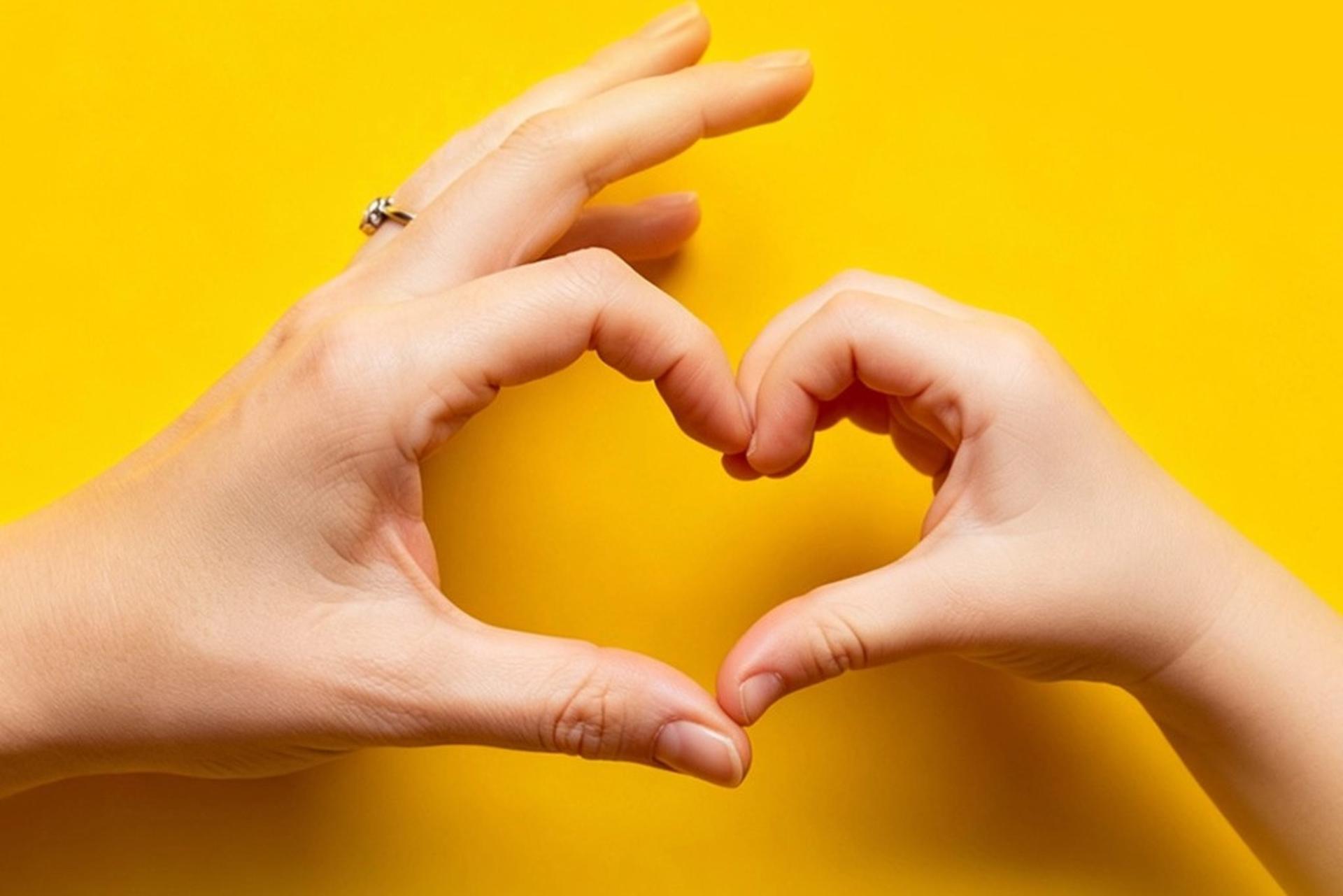 دست کودک و دست مادر