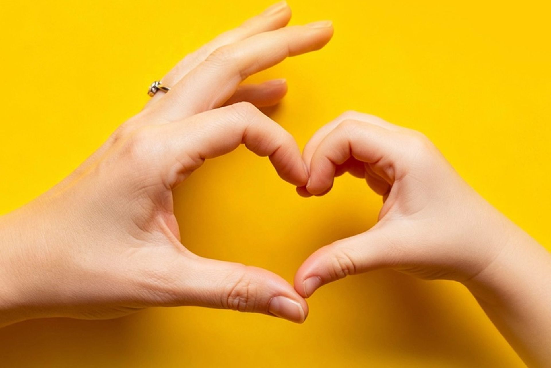 دست کودک و دست مادر