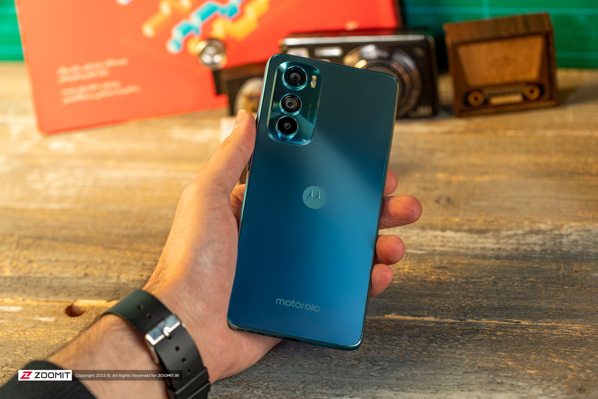 گوشی موتورولا اج ۳۰ توی دست
