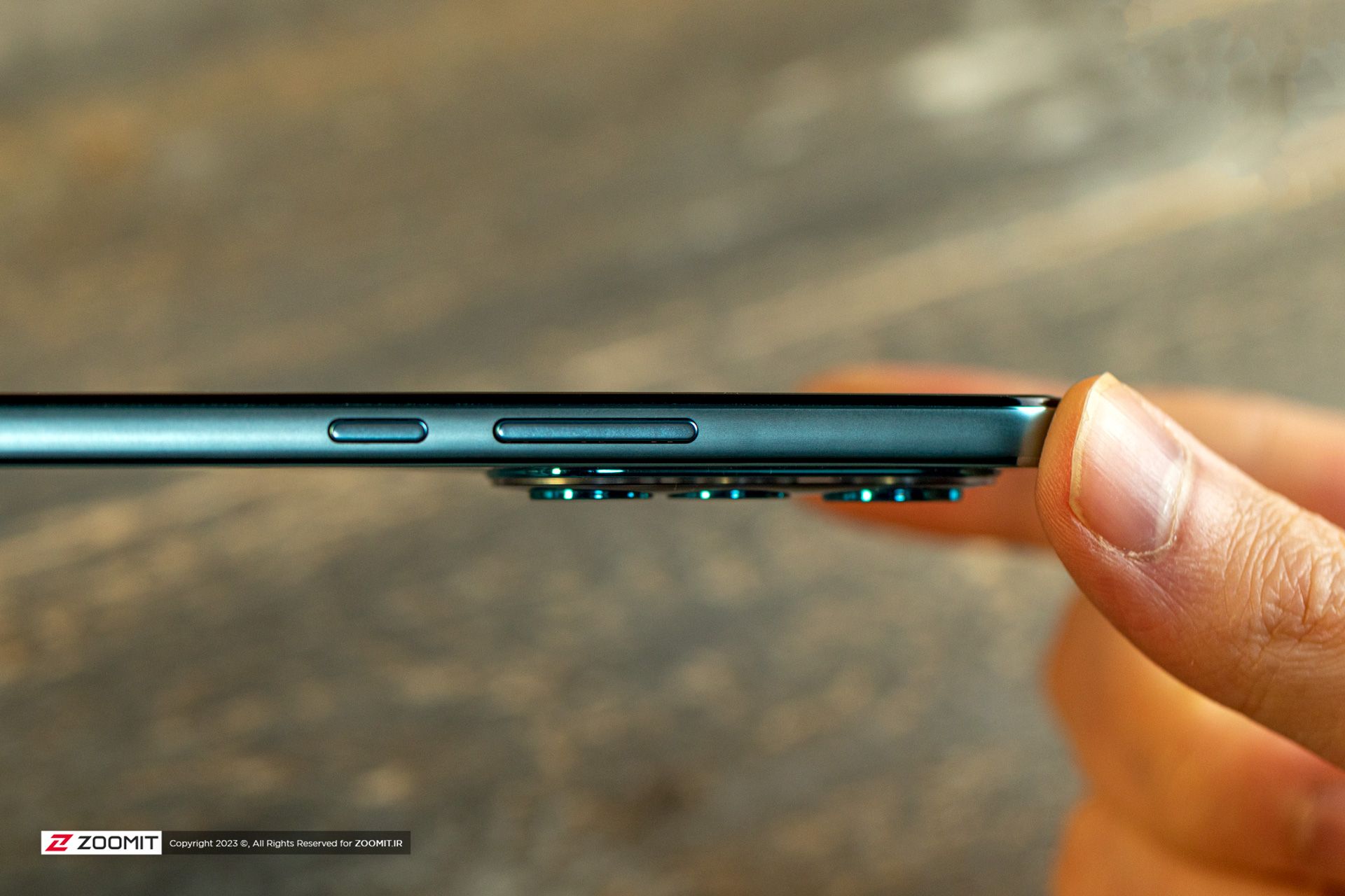 لبه‌ی سمت راست موتورولا اج ۳۰