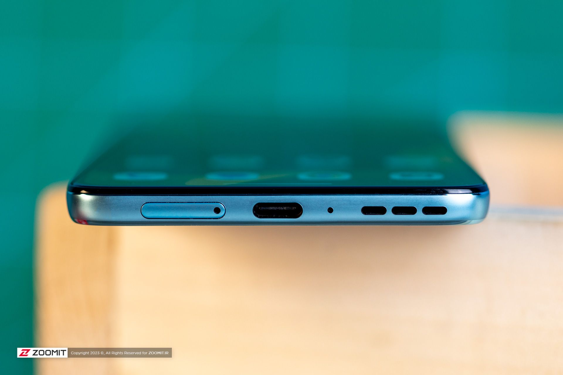 لبه‌ی پایینی موتورولا اج ۳۰