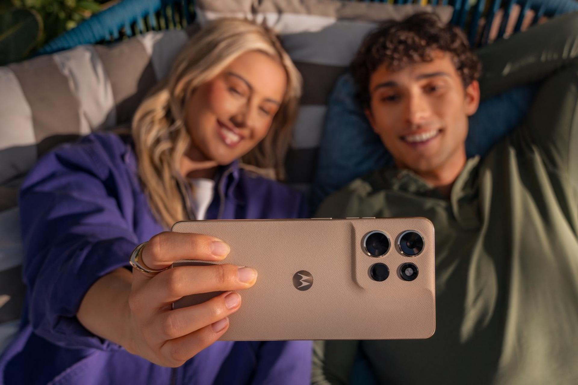 گوشی موتو جی پاور ۲۰۲۶ در دست زن جوان