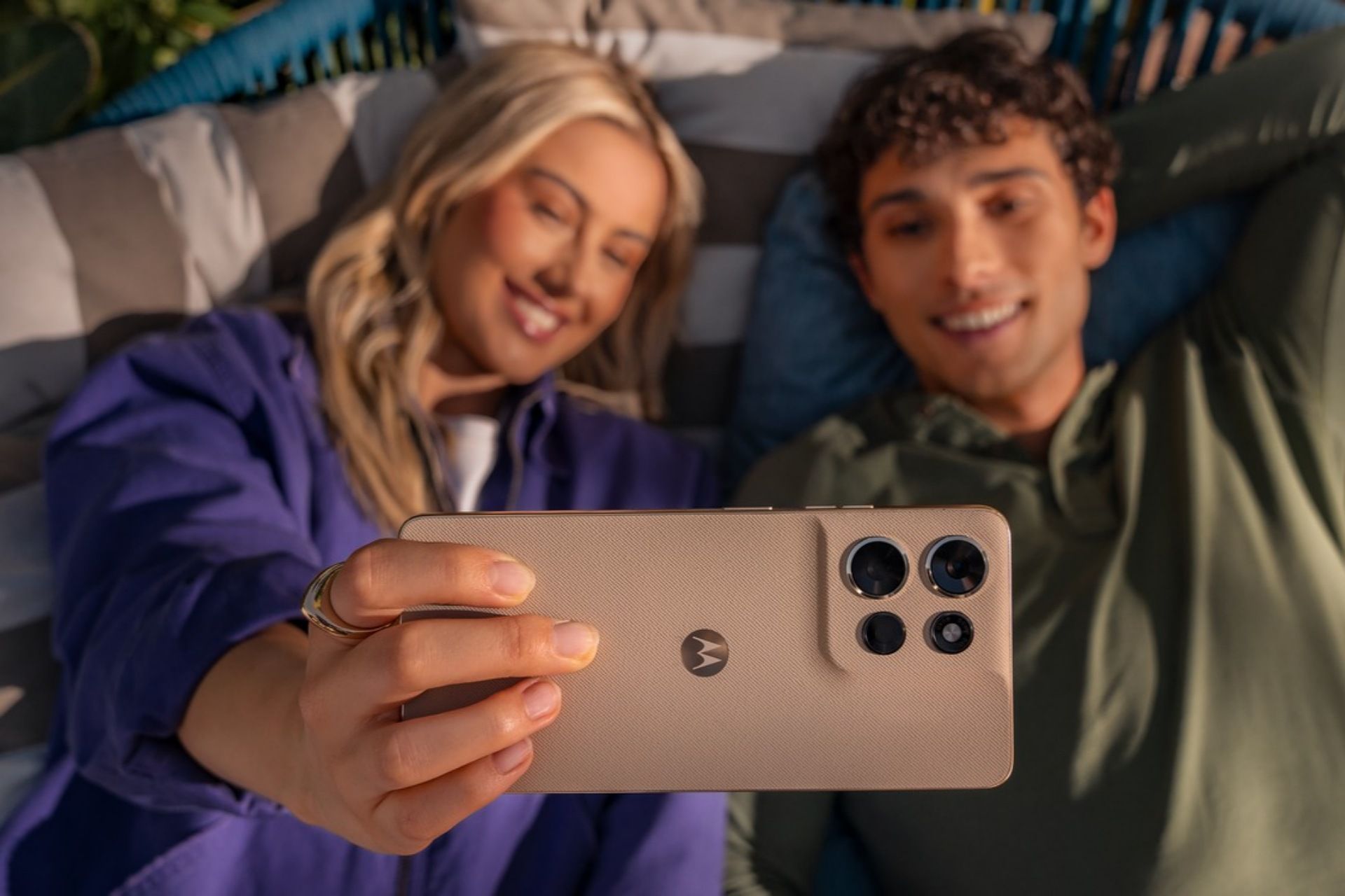 گوشی موتو جی پاور ۲۰۲۶ در دست زن جوان