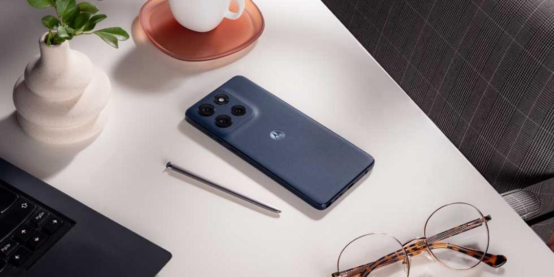 پنل پشت گوشی موتورولا G Stylus 2025 روی میز کنار لپ‌تاپ و مداد