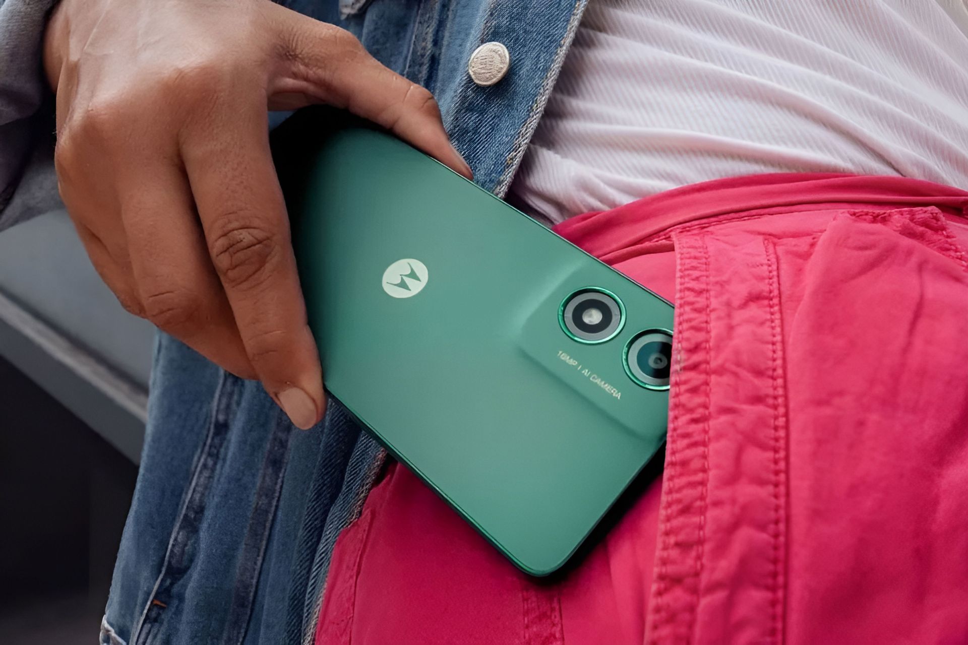 موتورولا موتو G04 رنگ سبز در جیب کاربر