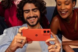 موتورولا Moto G06 پاور در رنگ نارنجی