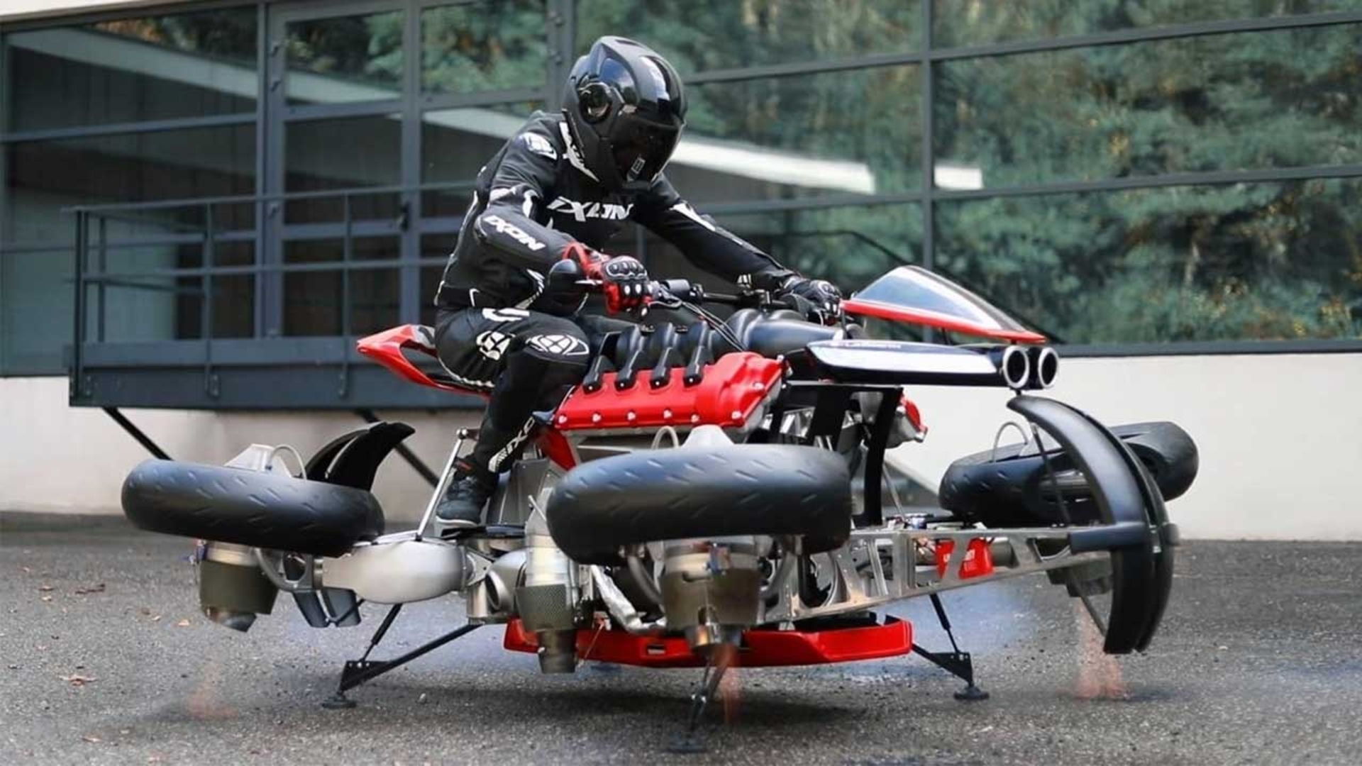 شخصی نشسته روی موتورسیکلت عمودپرواز لازارت از نمای جلو