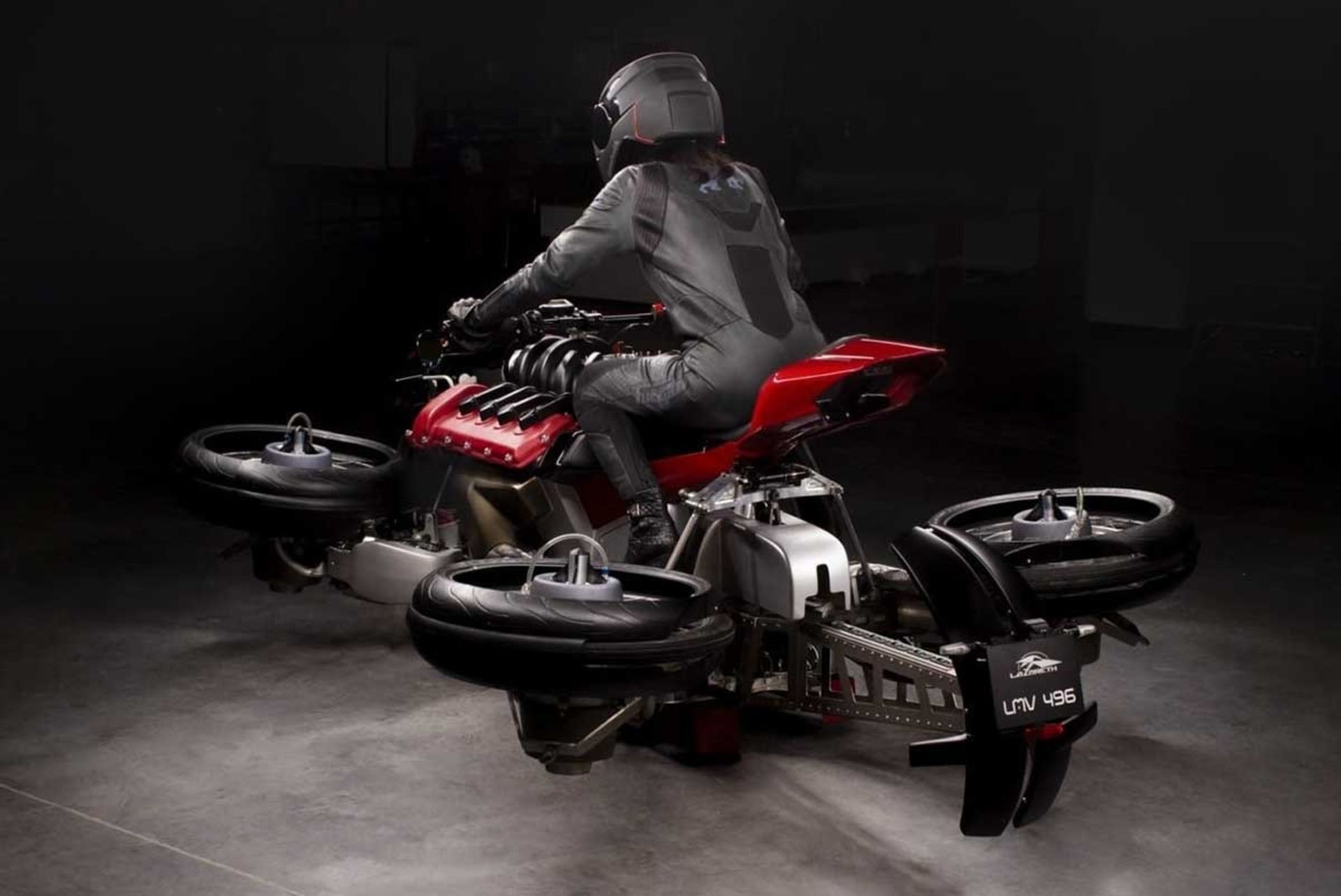 شخصی نشسته روی موتورسیکلت عمودپرواز لازارت