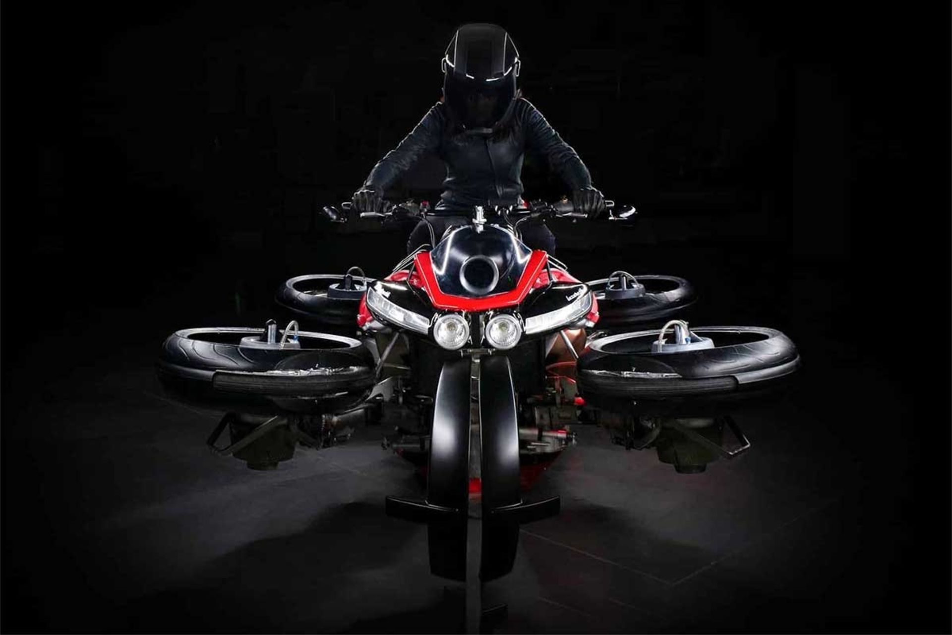 شخصی نشسته روی موتورسیکلت عمودپرواز لازارت از نمای جلو