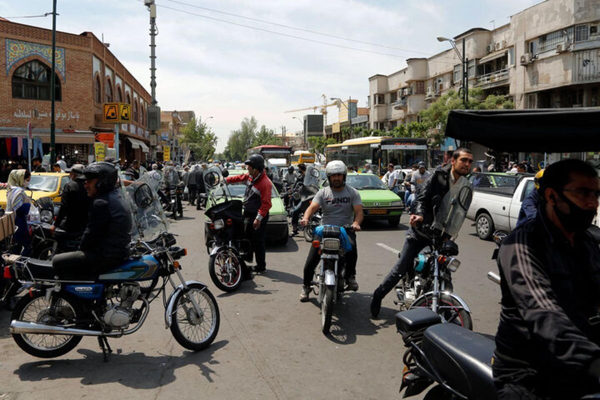 موتورسیکلت‌ها در خیابان تهران