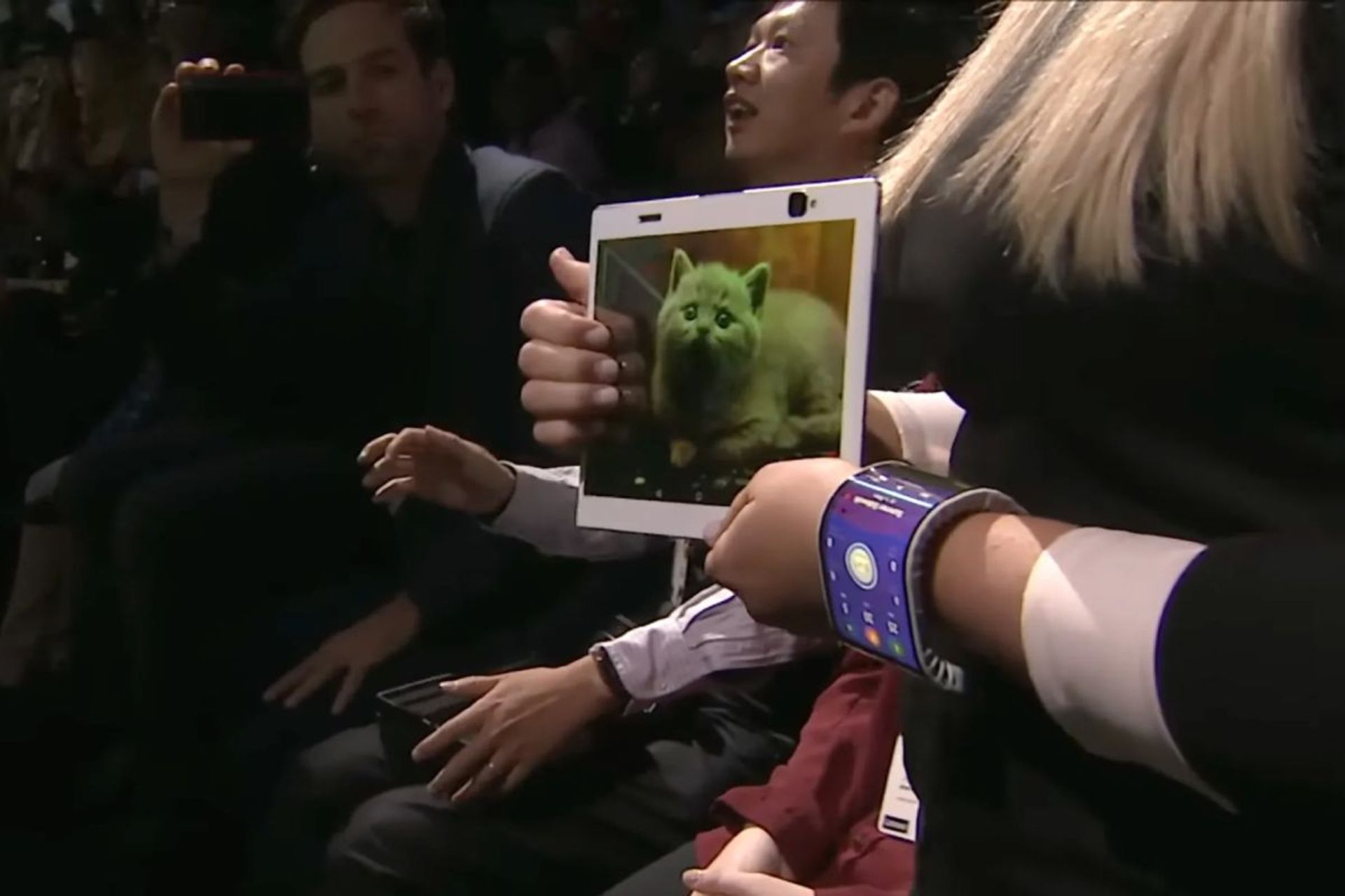 مدل مفهومی گوشی موتورولا که روی مچ دست بسته می شود