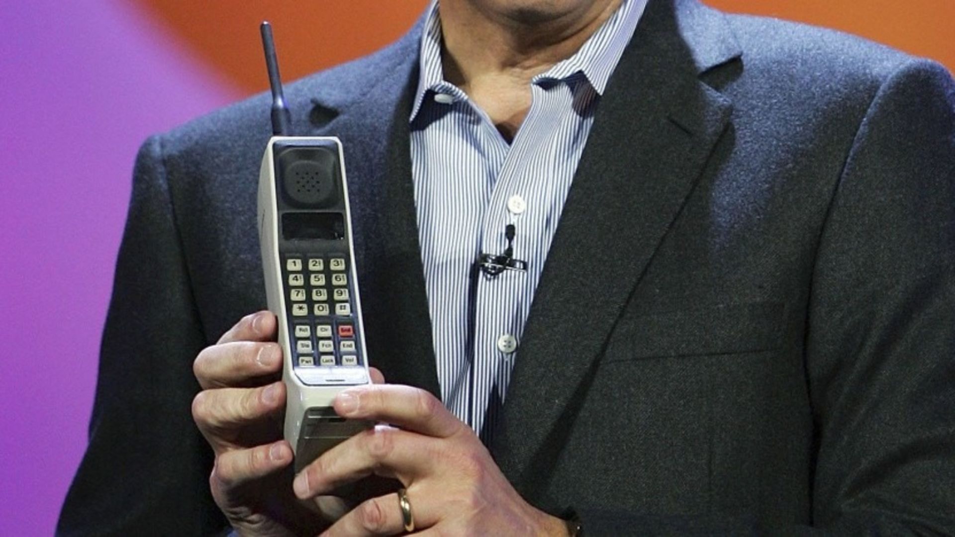 یک مرد در حال معرفی تلفن همراه موتورولا