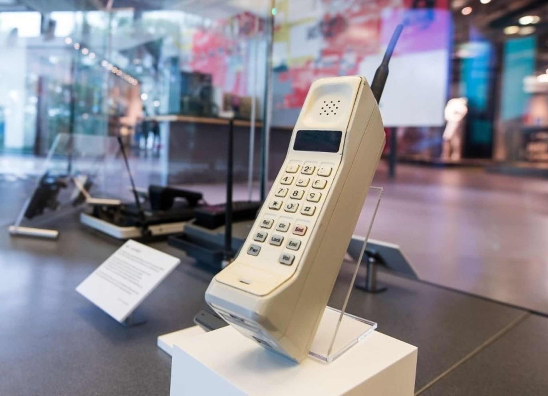 نمای جلو یک تلفن همراه قدیمی موتورولا در موزه