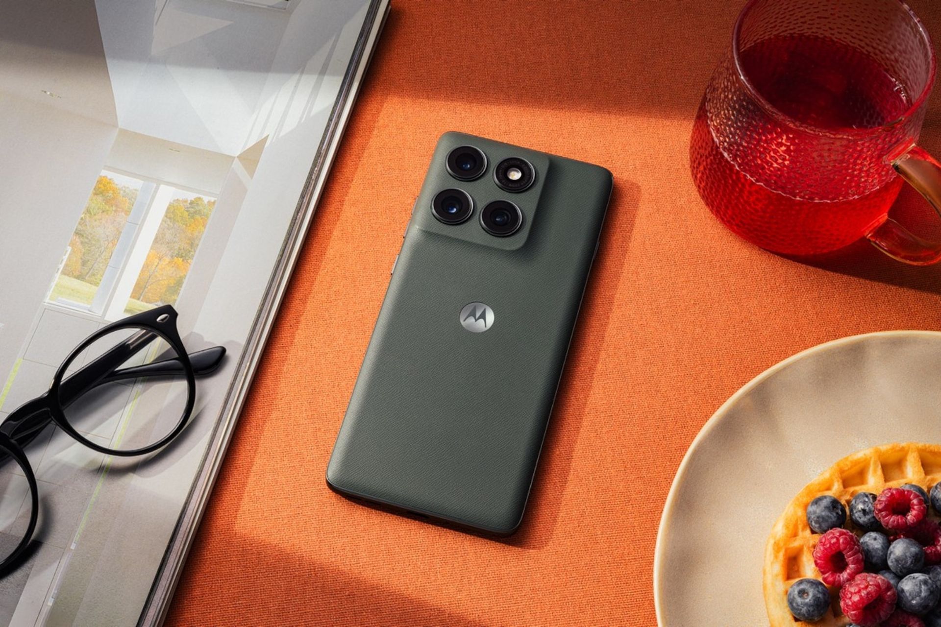 نمای بالا گوشی موبایل موتورولا اج نسخه 2025 سبز تیره / Motorola Edge 2025