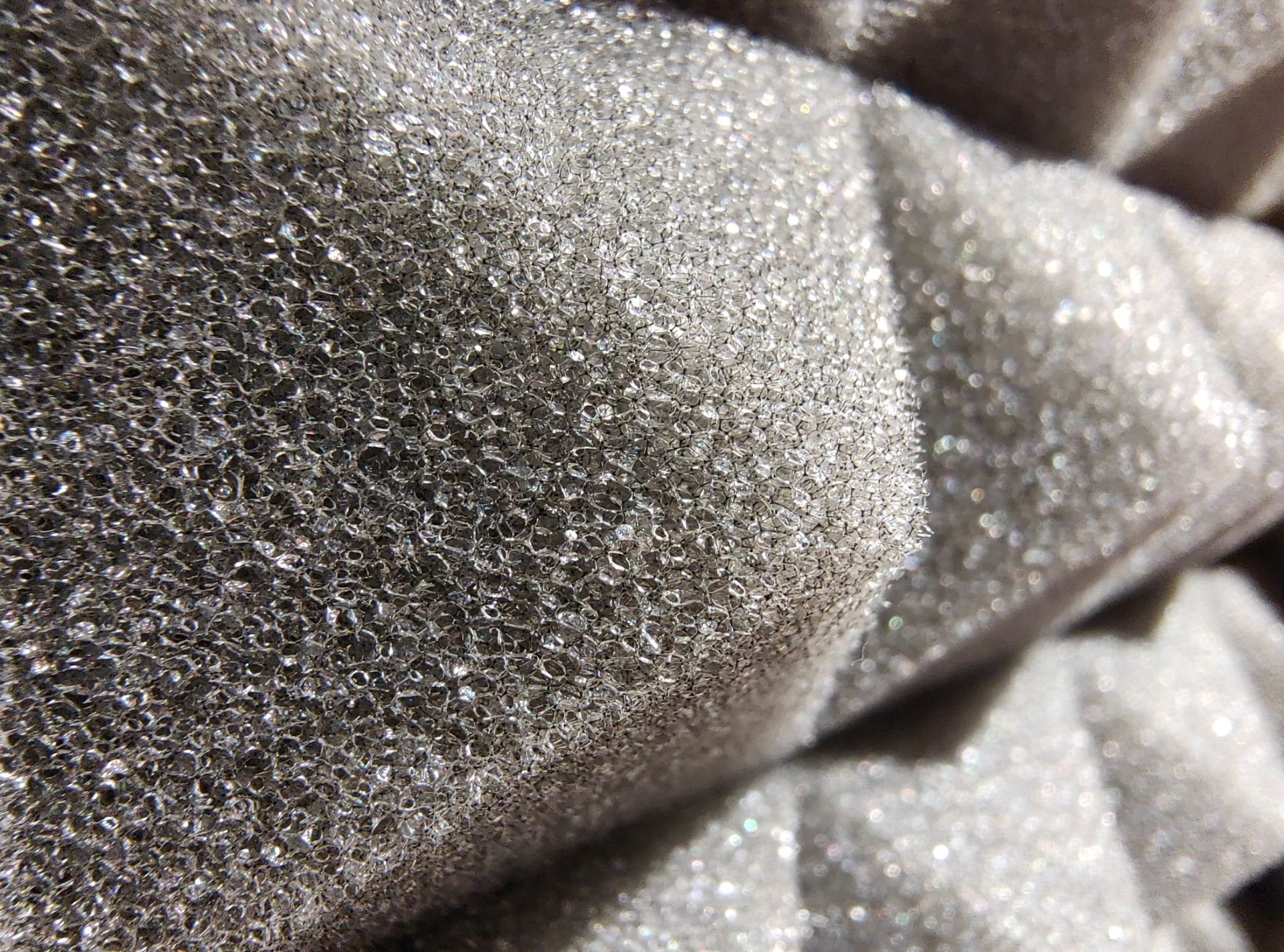 عکس ماکرو موتورولا اج ۳۰ فیوژن از عایق صدا