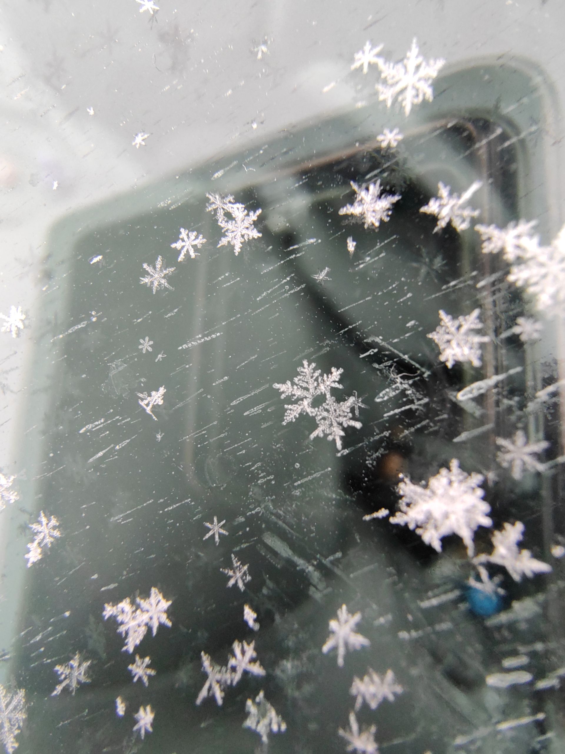 نمای دیگری از عکس ماکرو موتورولا اج ۳۰ فیوژن از دانه‌های برف