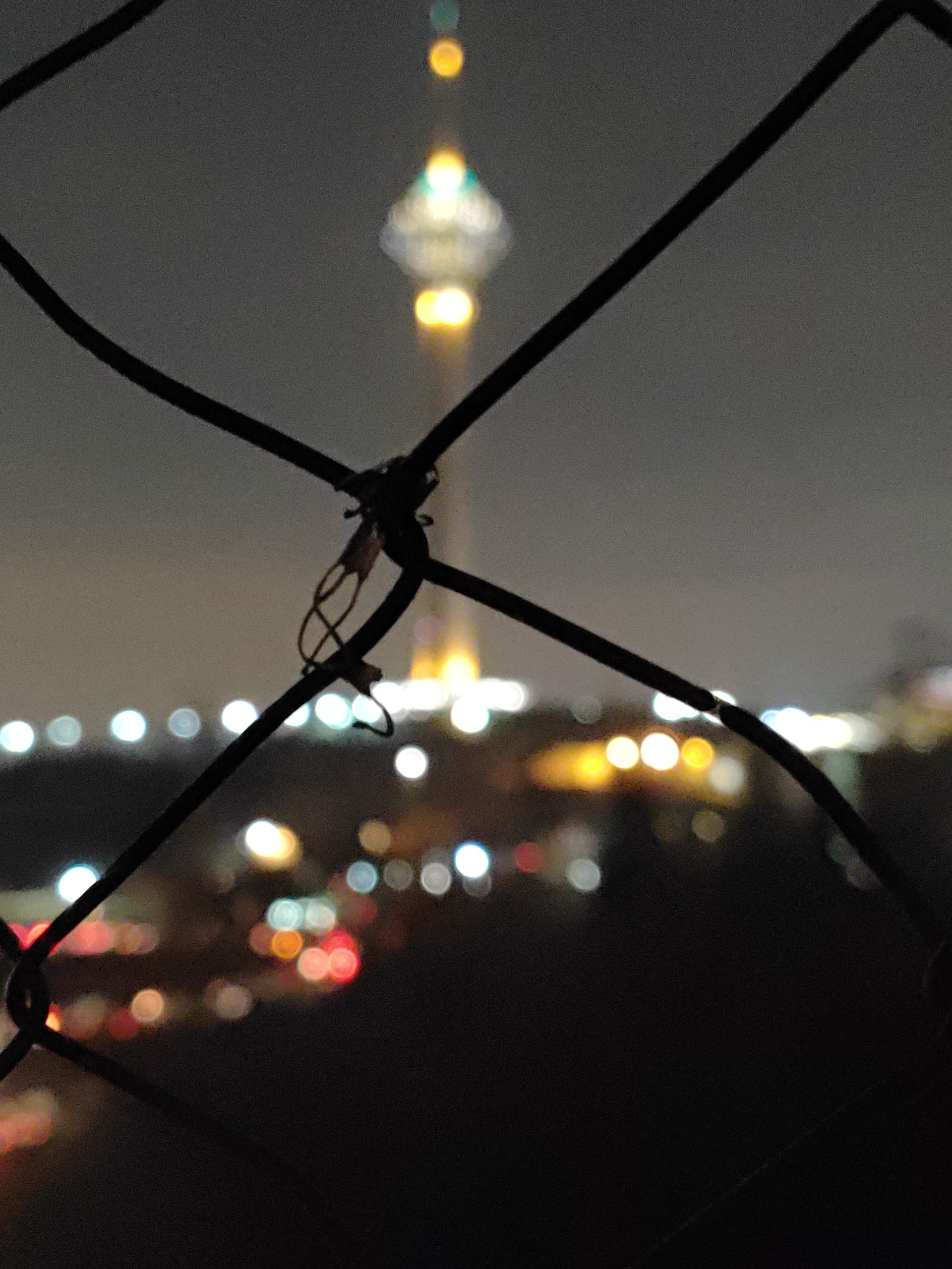 عکس ماکرو موتورولا اج ۳۰ فیوژن در شب