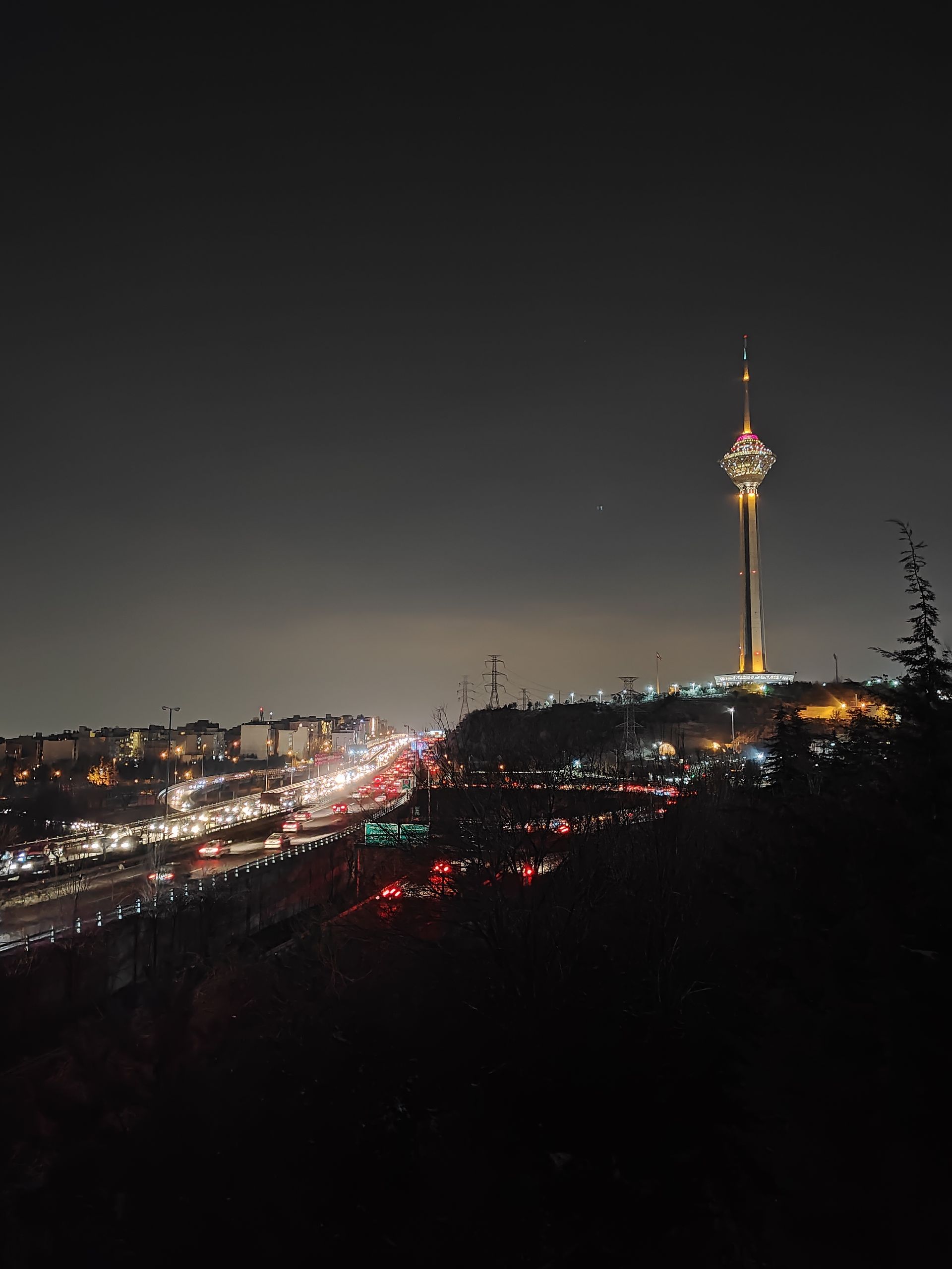 نمونه عکس دوربین واید موتورولا اج ۳۰ فیوژن در شب در حالت Night Mode