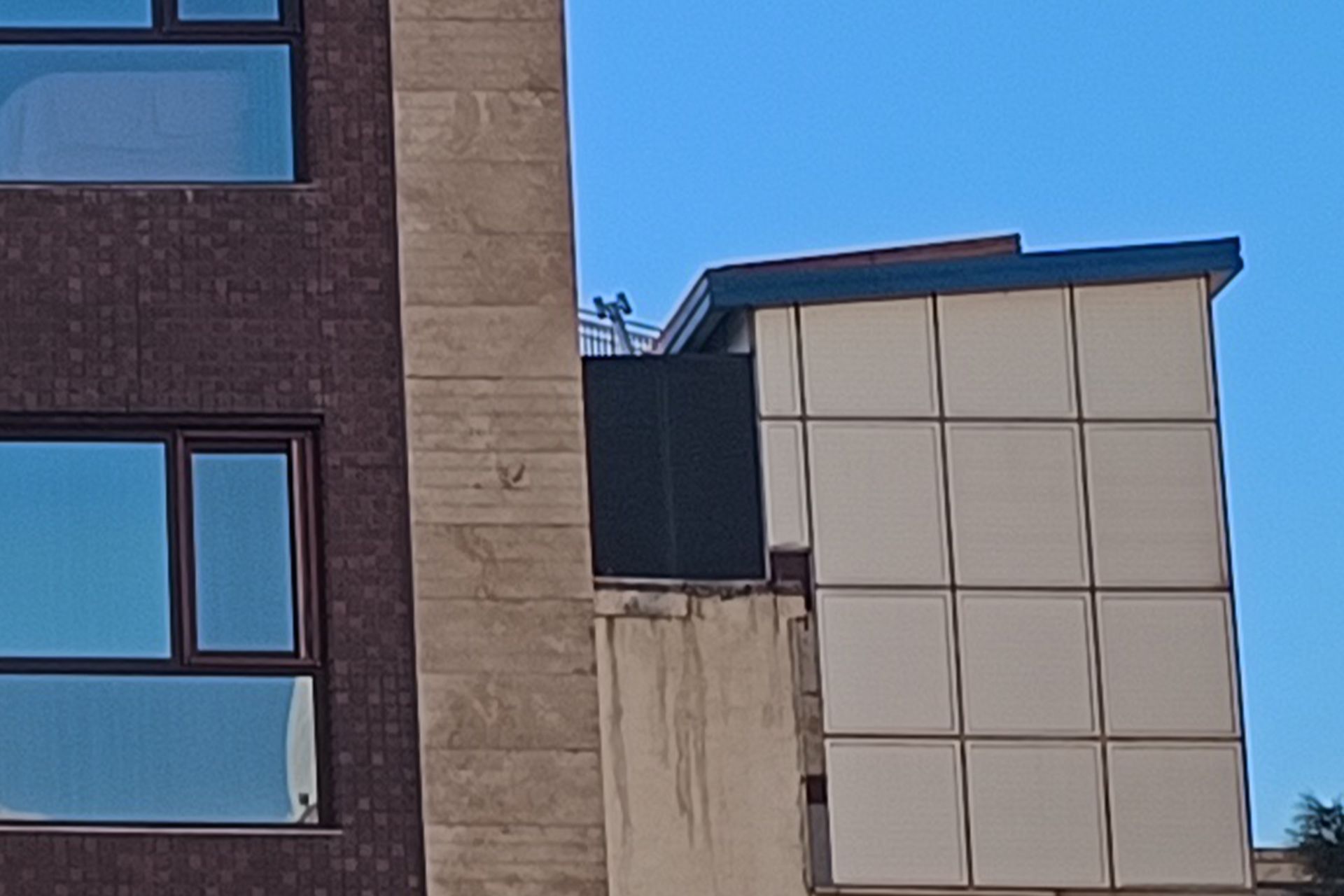 بافت ساختمان در حالت زوم شده به رنگ کرمی و قهوه‌ای