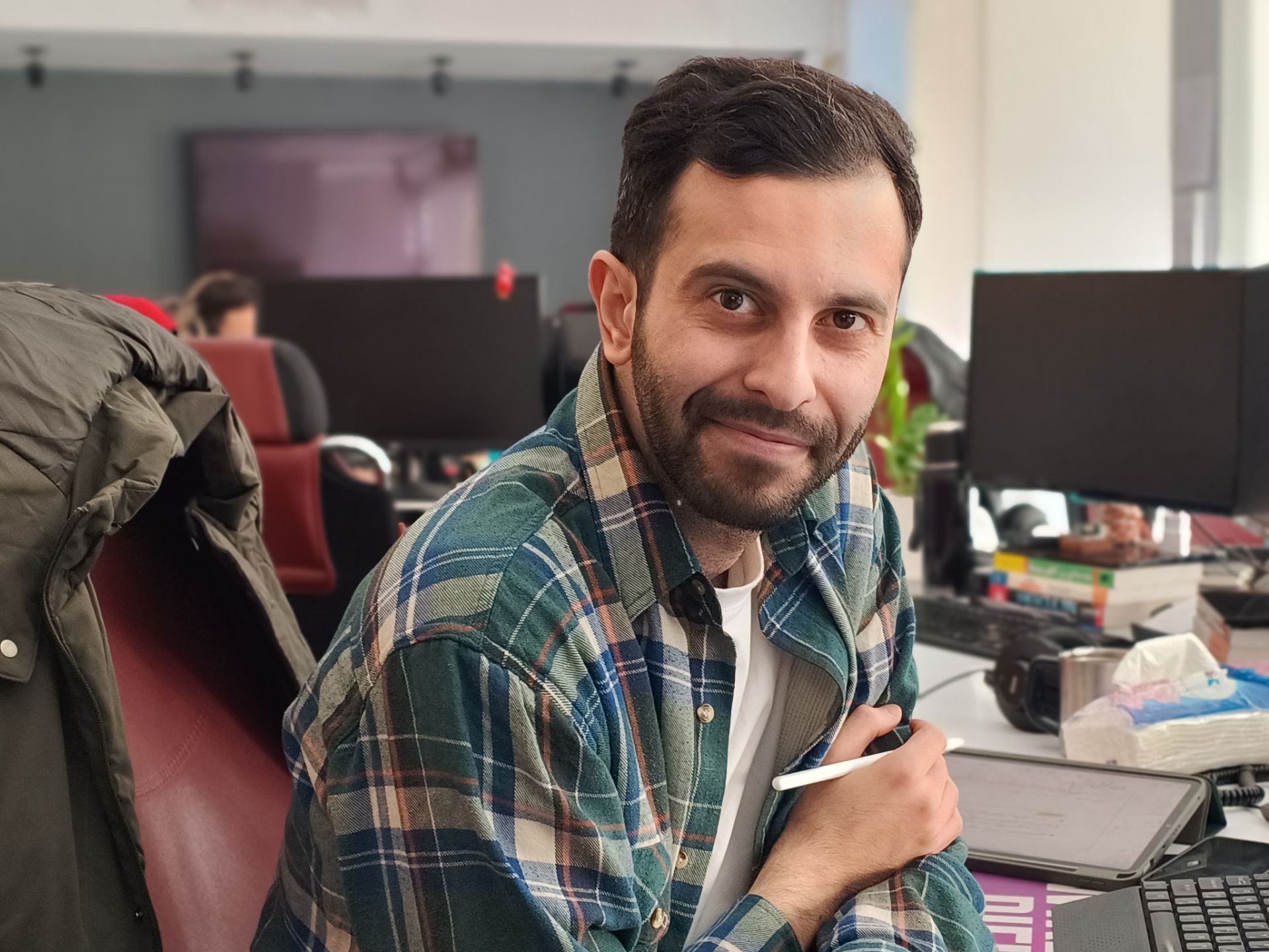 مجری زومیت در وسط و پشت میز کار