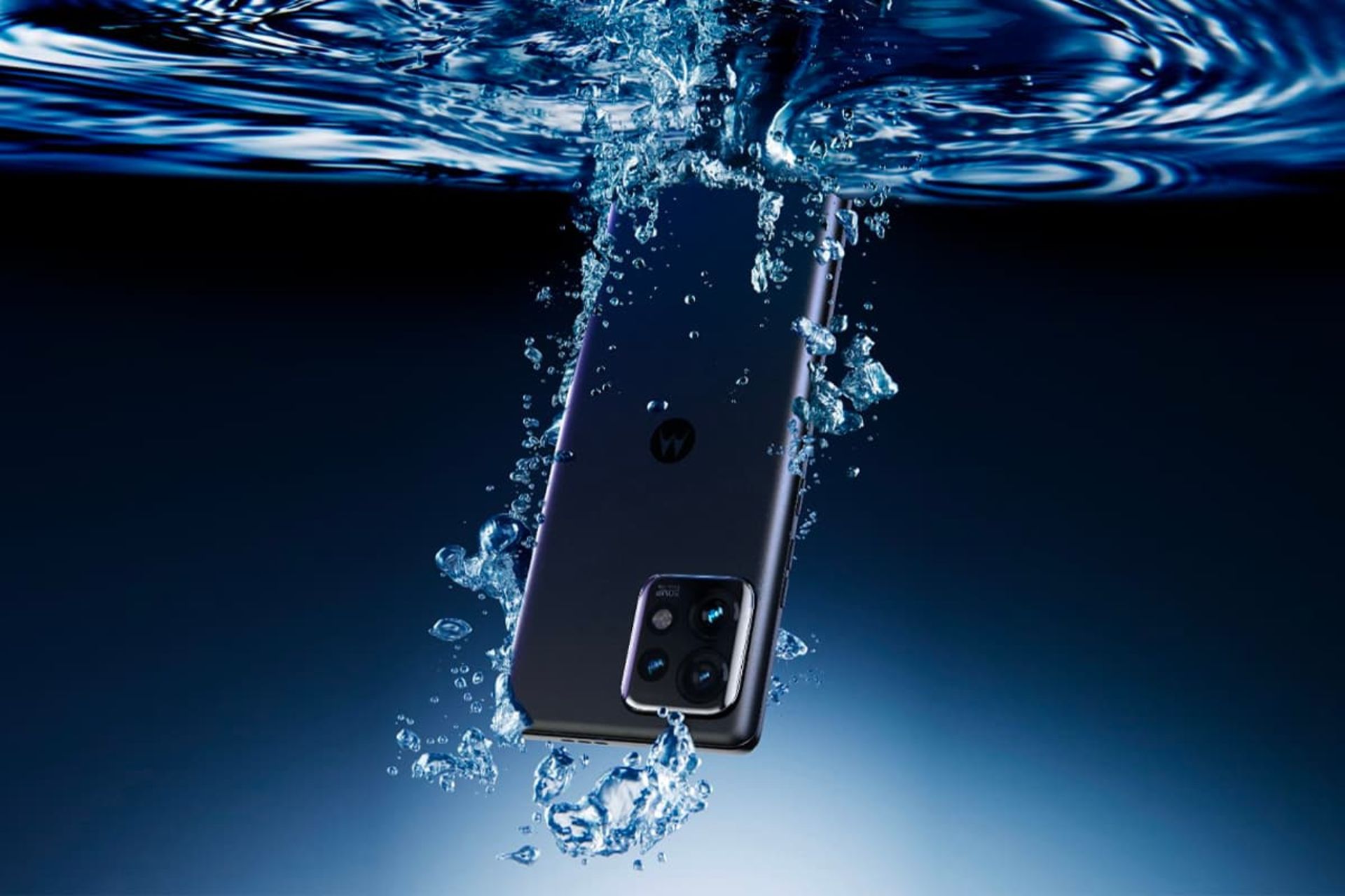 موتورولا اج ۴۰ پرو در داخل آب رندر فاش شده