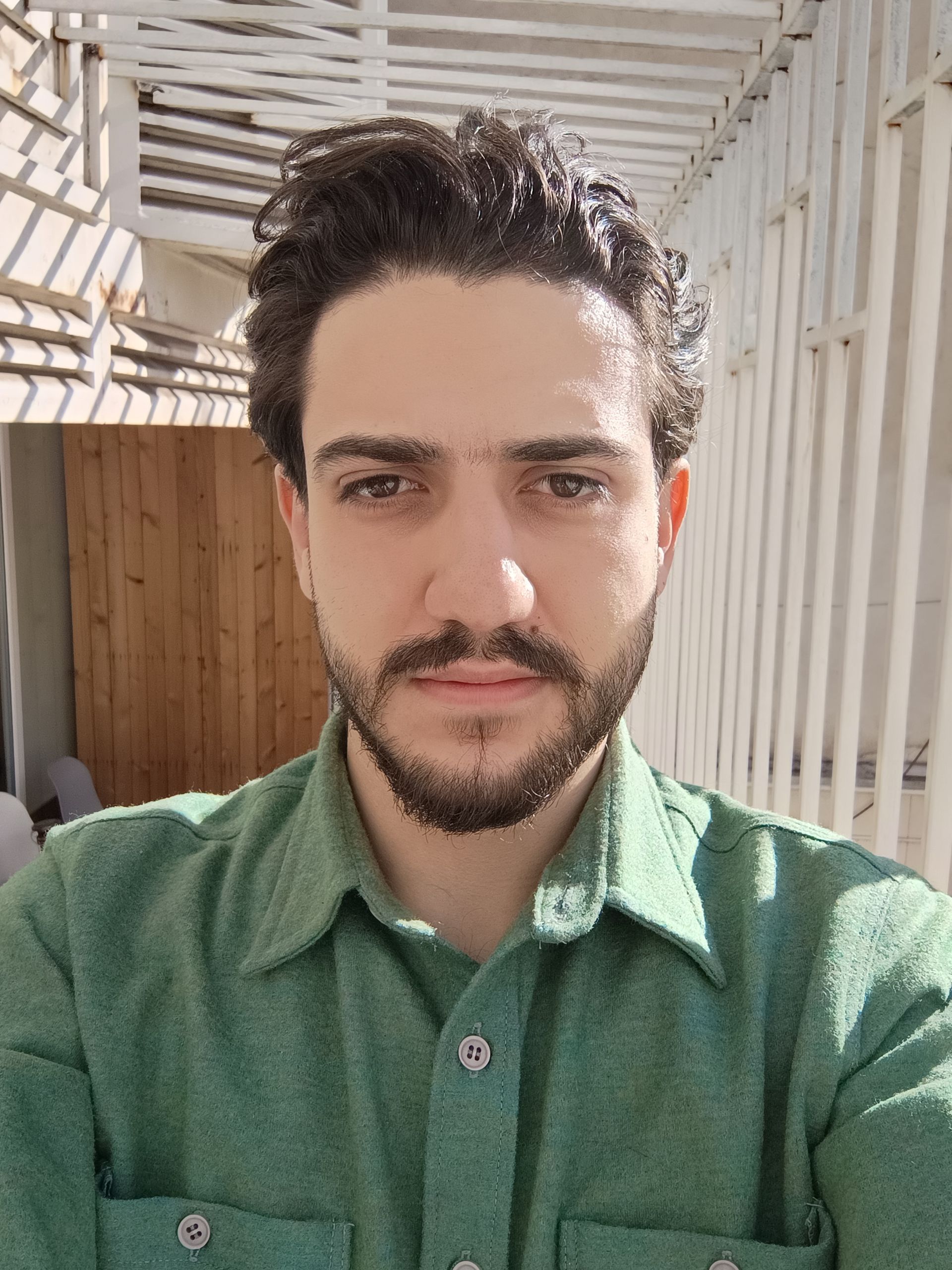 سلفی از هادی با لباس سبز