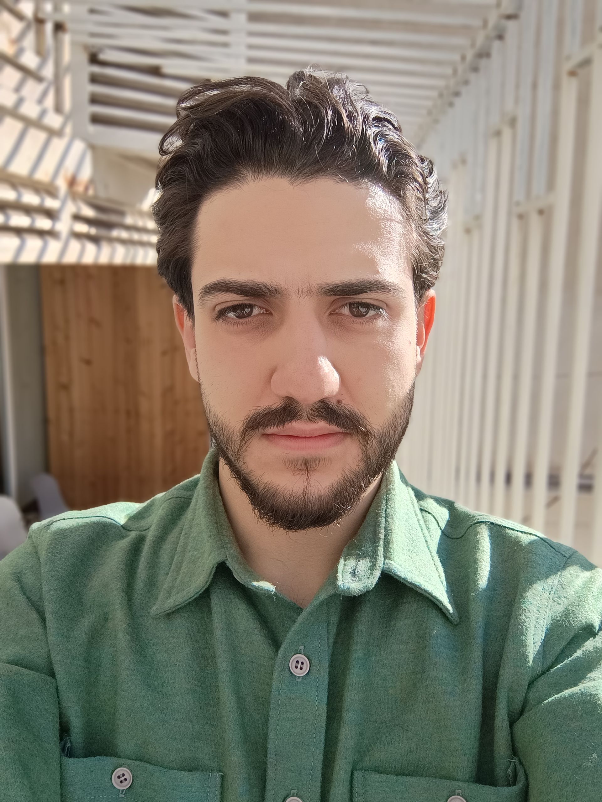 سلفی از هادی با لباس سبز