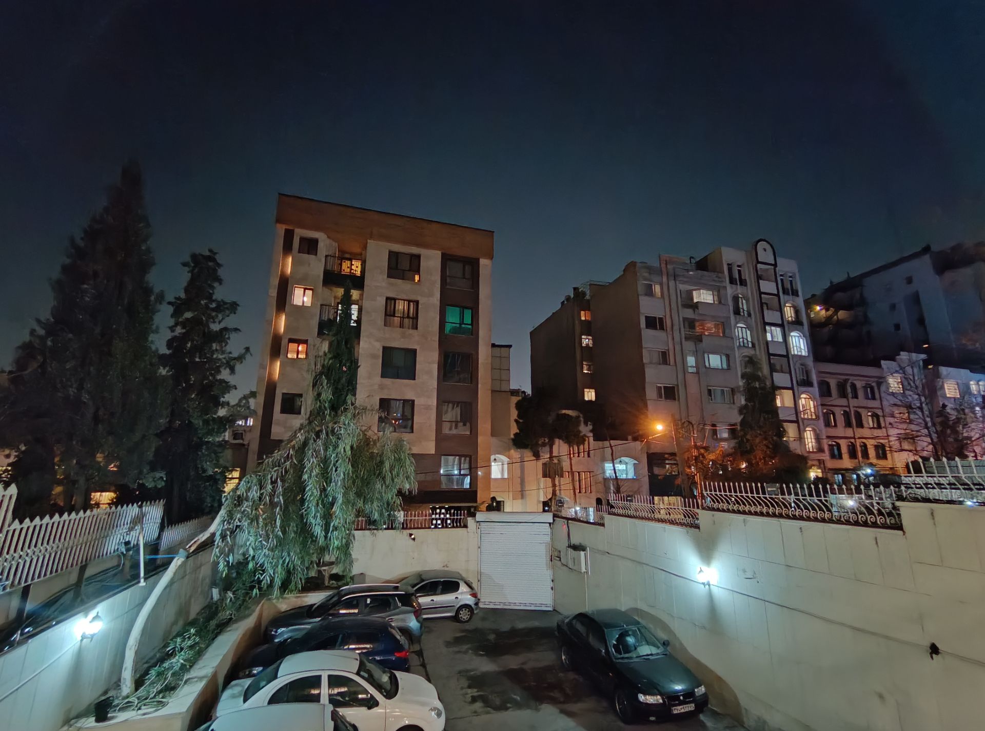 ساختمان در وسط و نور کم محیط