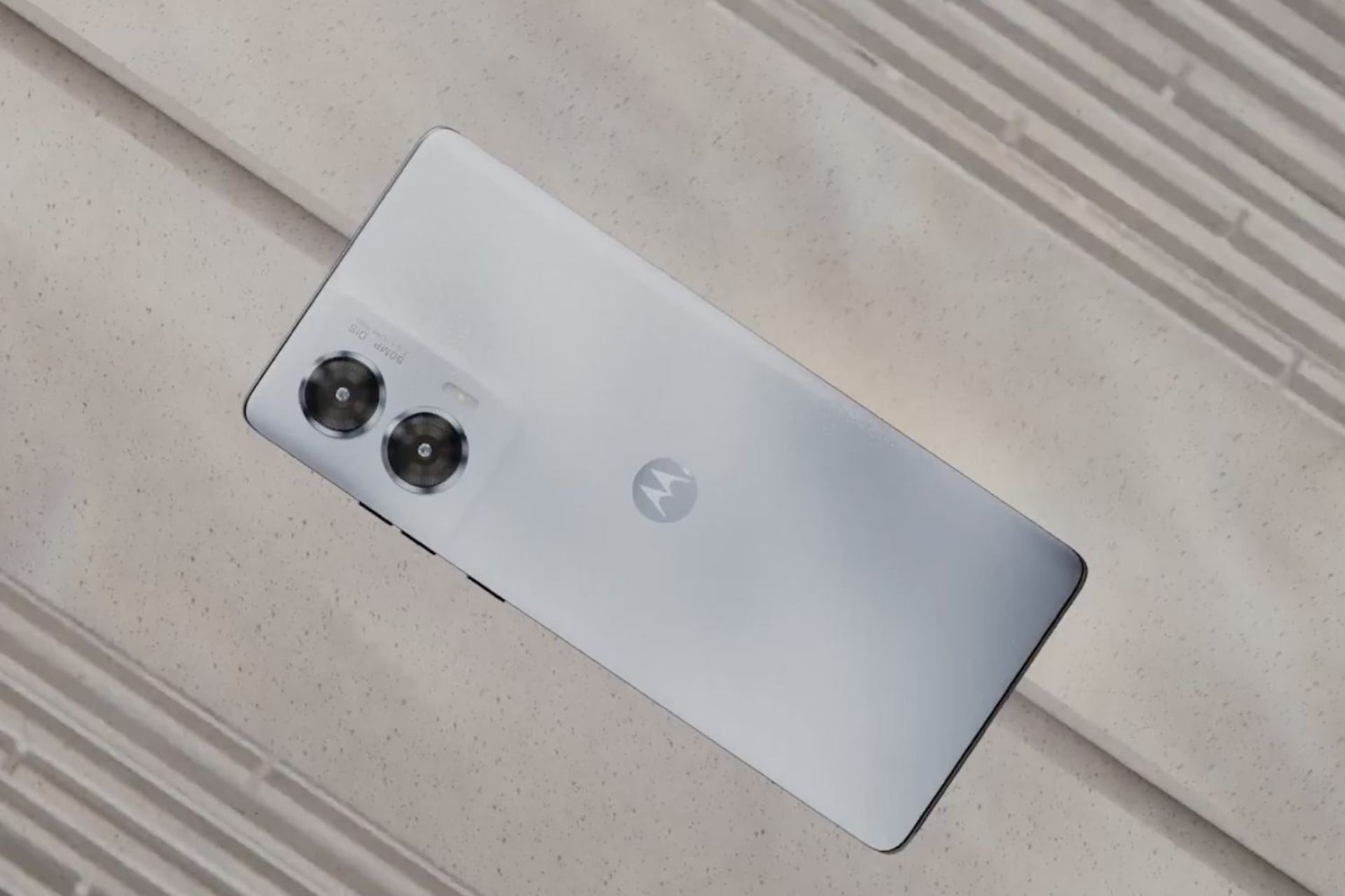 گوشی موتورولا اج ۵۰ فیوژن روی میز از نمای پشت