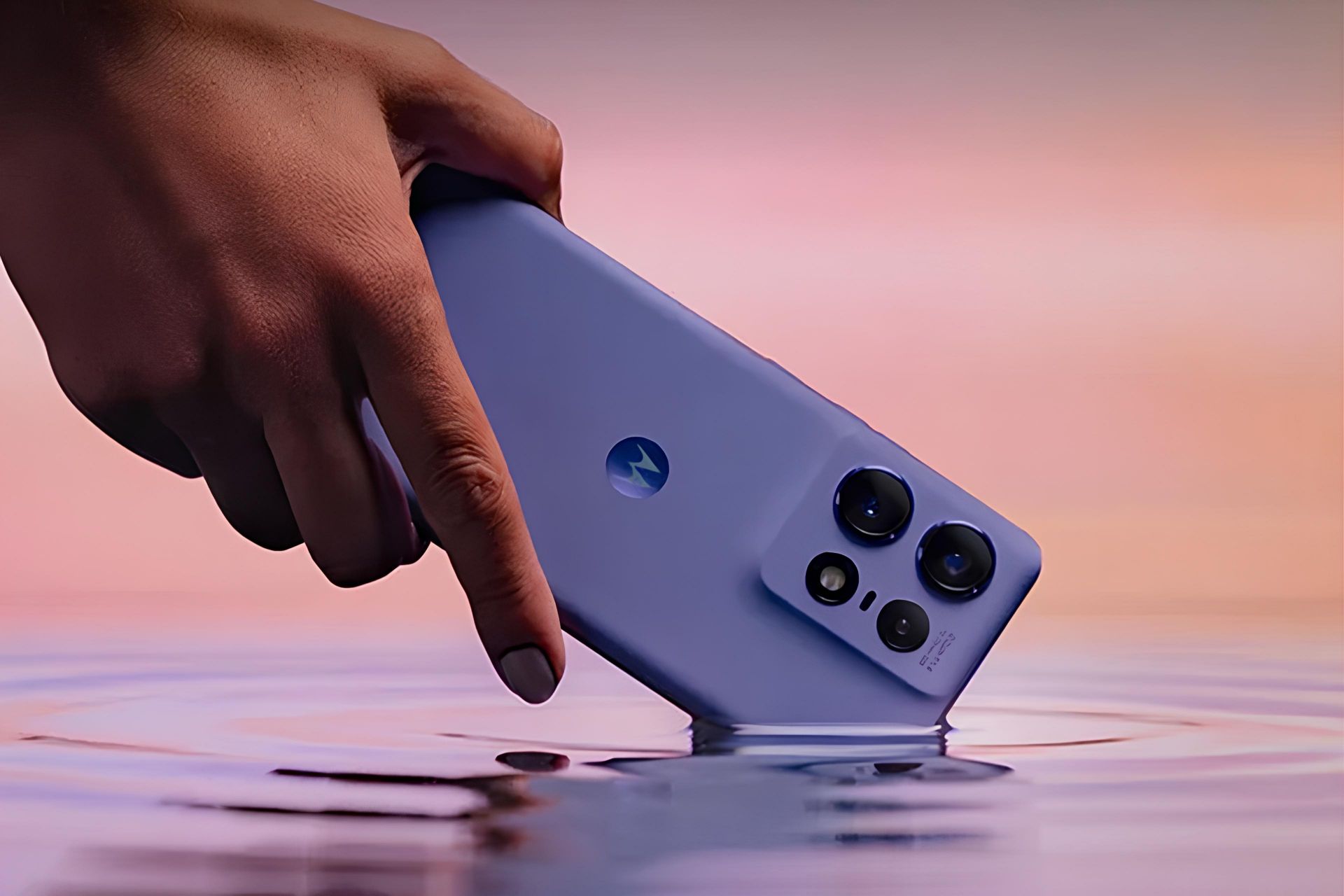 نمایش پنل پشتی گوشی موتورولا اج ۵۰ پرو در دستان یک کاربر روی سطح آب