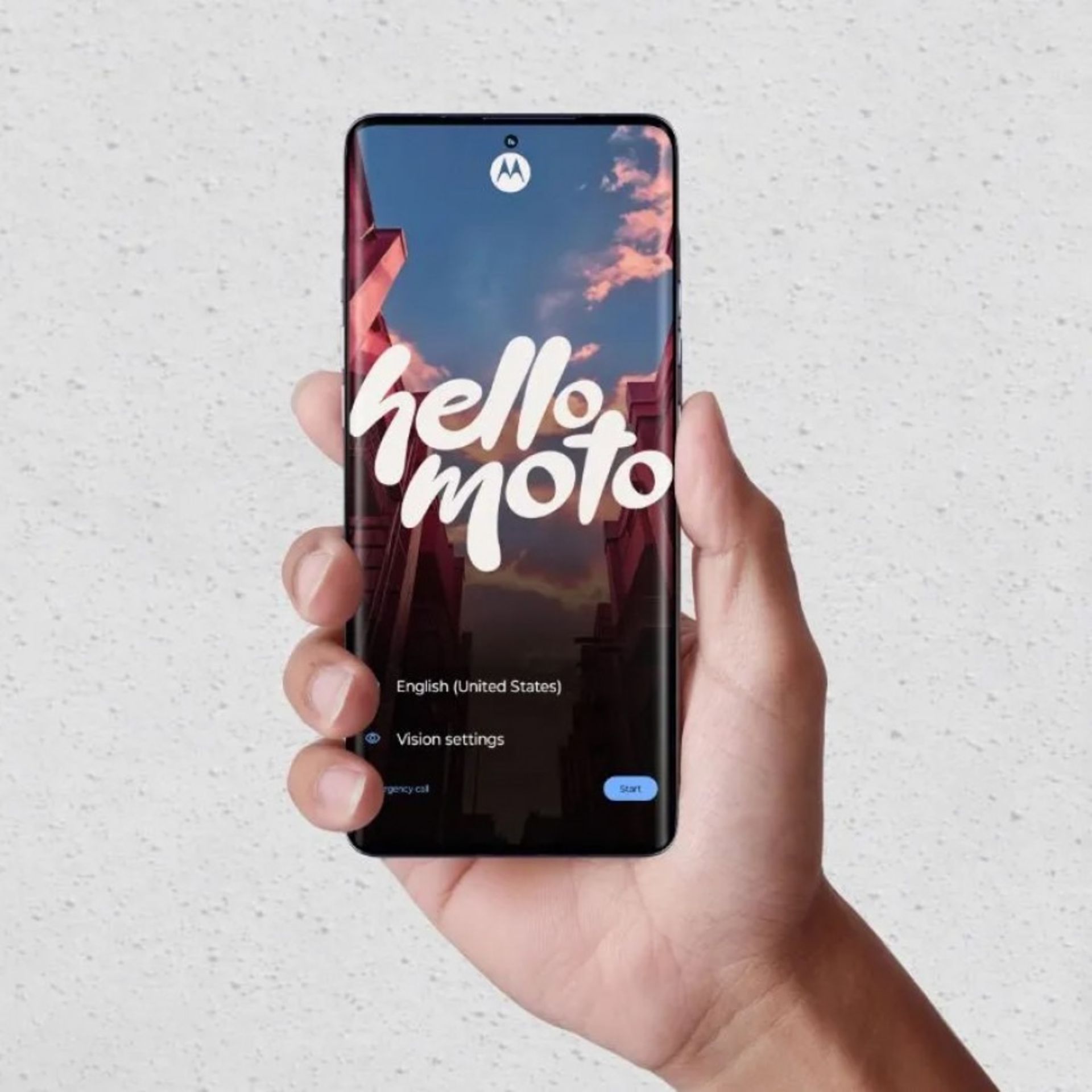 پنل جلویی گوشی موتورولا اج ۵۰ پرو در دستان یک شخص