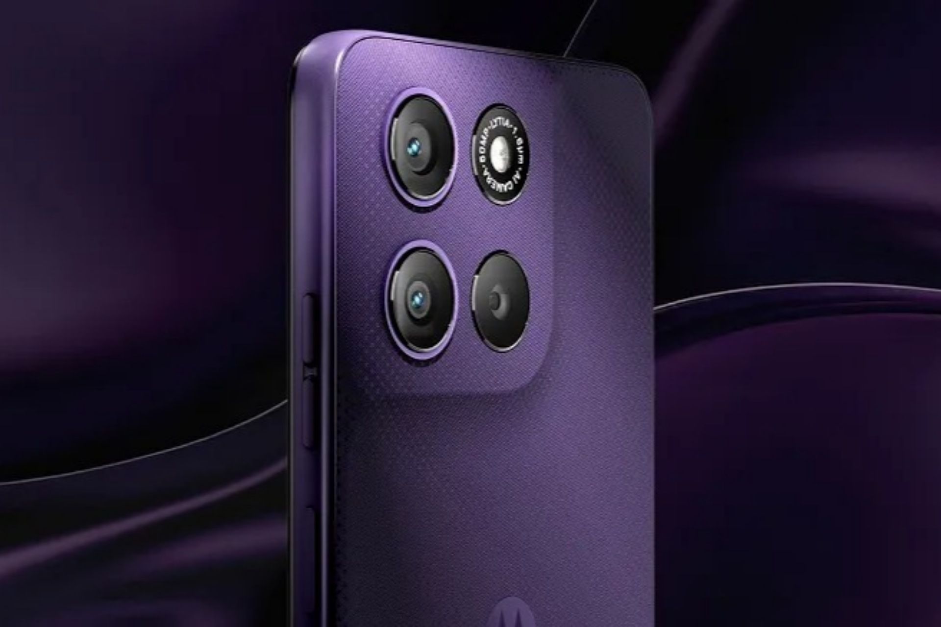 موتورولا موتو G67 پاور در رنگ ارغوانی از نمای کناری