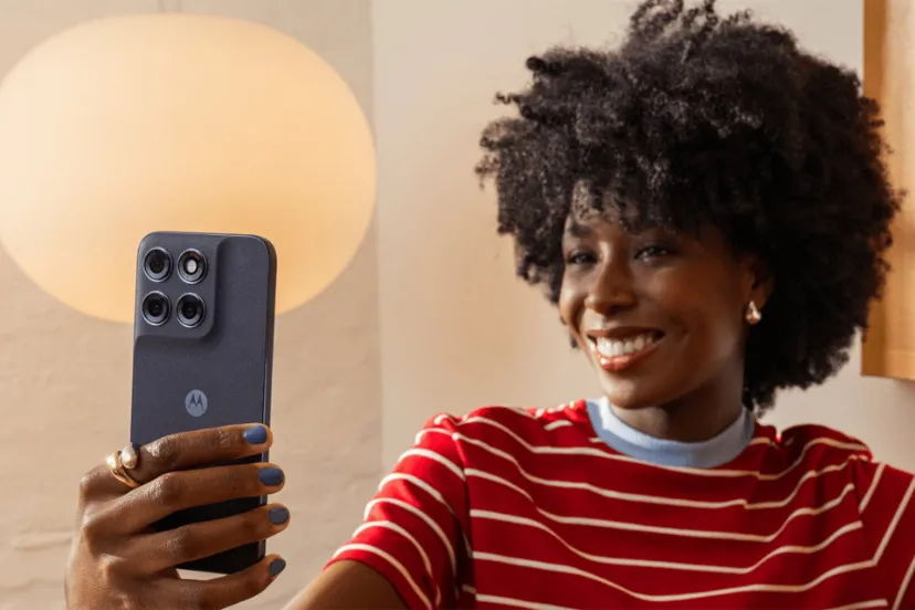 پنل پشت گوشی موتورولا موتو G87 در دست یک شخص