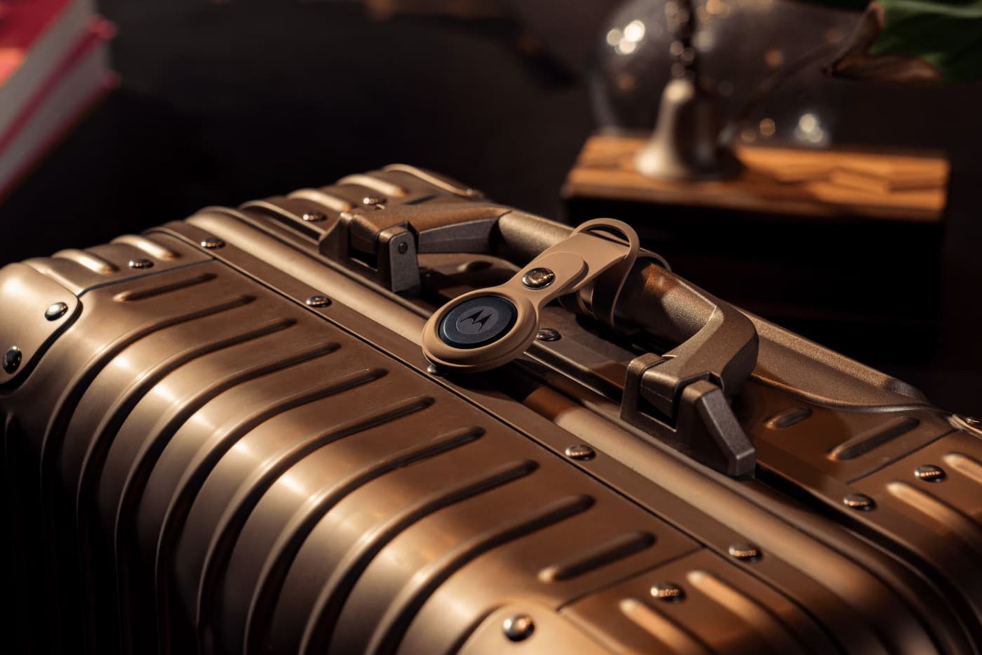 ردیاب هوشمند موتو تگ / Moto Tag موتورولا روی چمدان