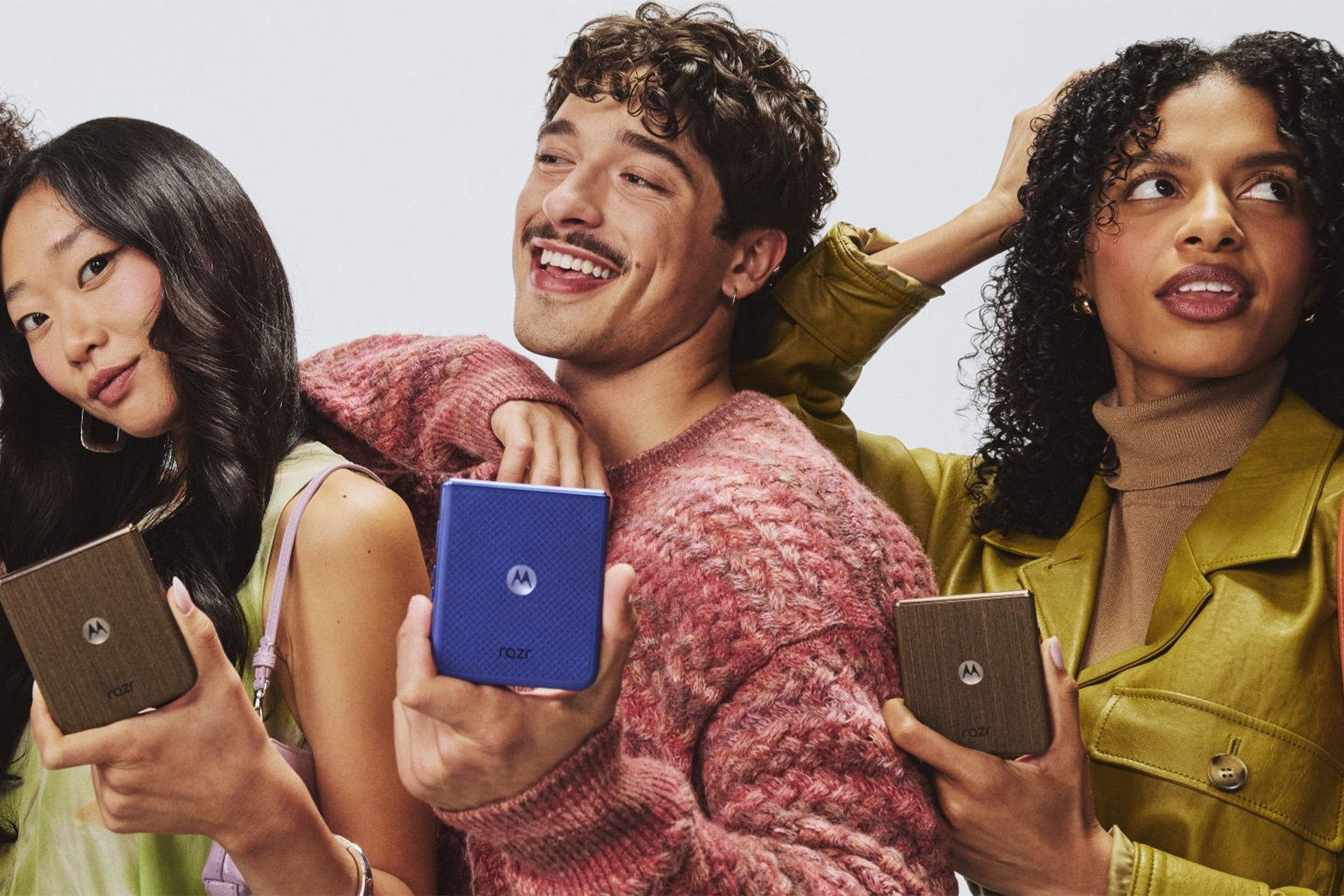 چند نفر پشت سر هم در حال نمایش گوشی موتورولا