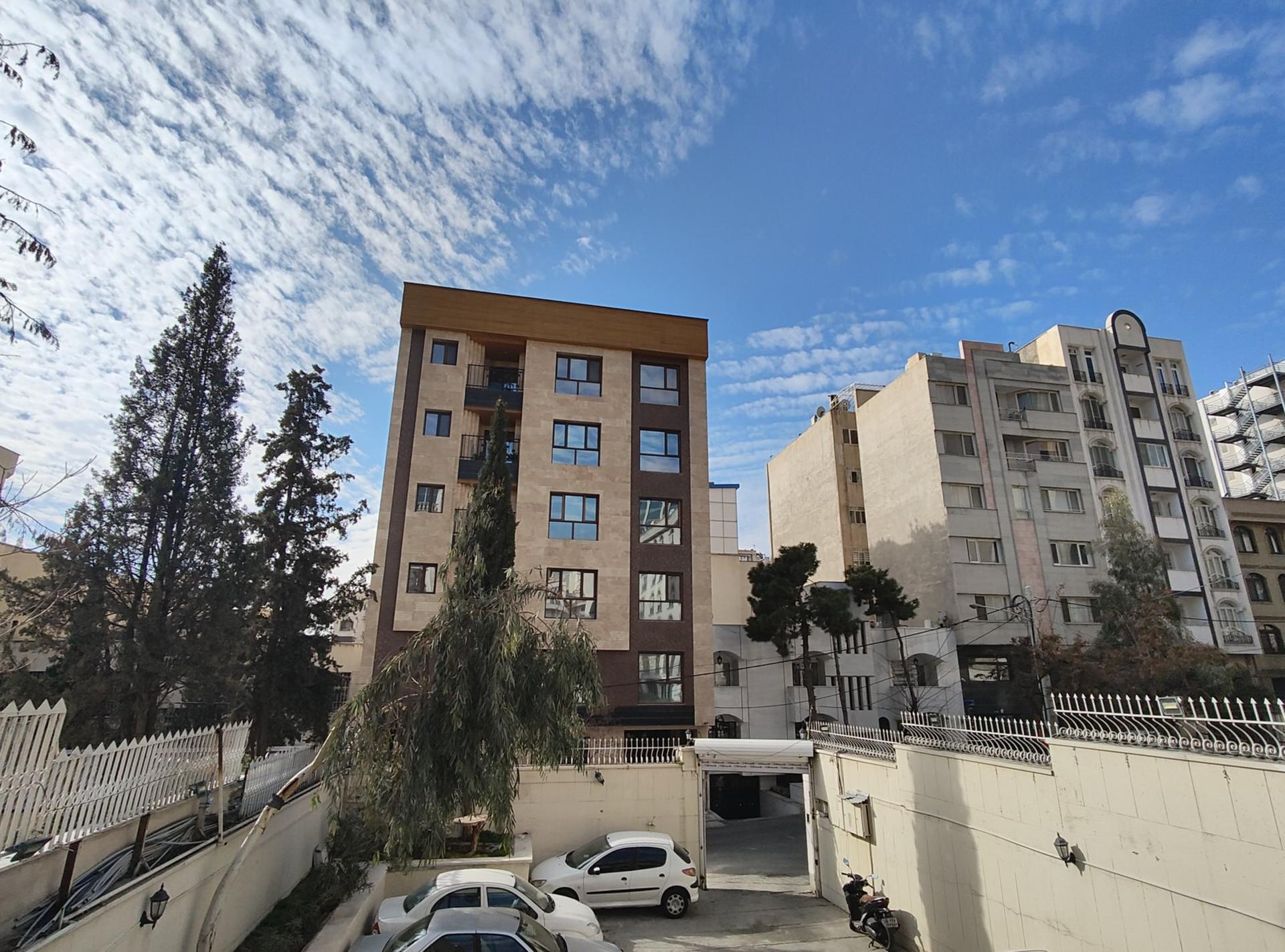 نمونه عکس ریزر ۴۰ اولترا از نمای چند ساختمان و آسمان آبی در نور روز با گستره دینامیکی بالا