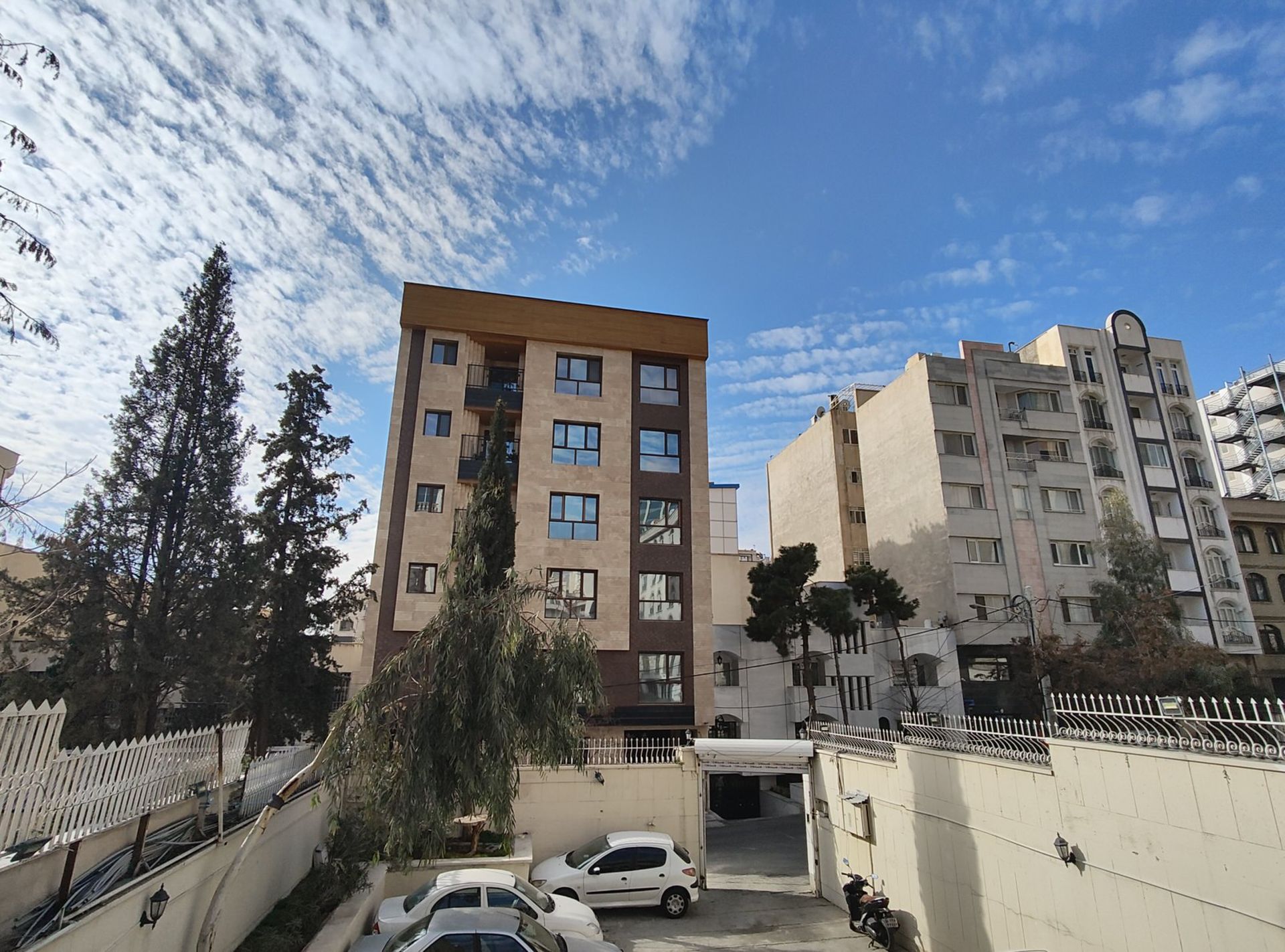 نمونه عکس ریزر ۴۰ اولترا از نمای چند ساختمان و آسمان آبی در نور روز با گستره دینامیکی بالا