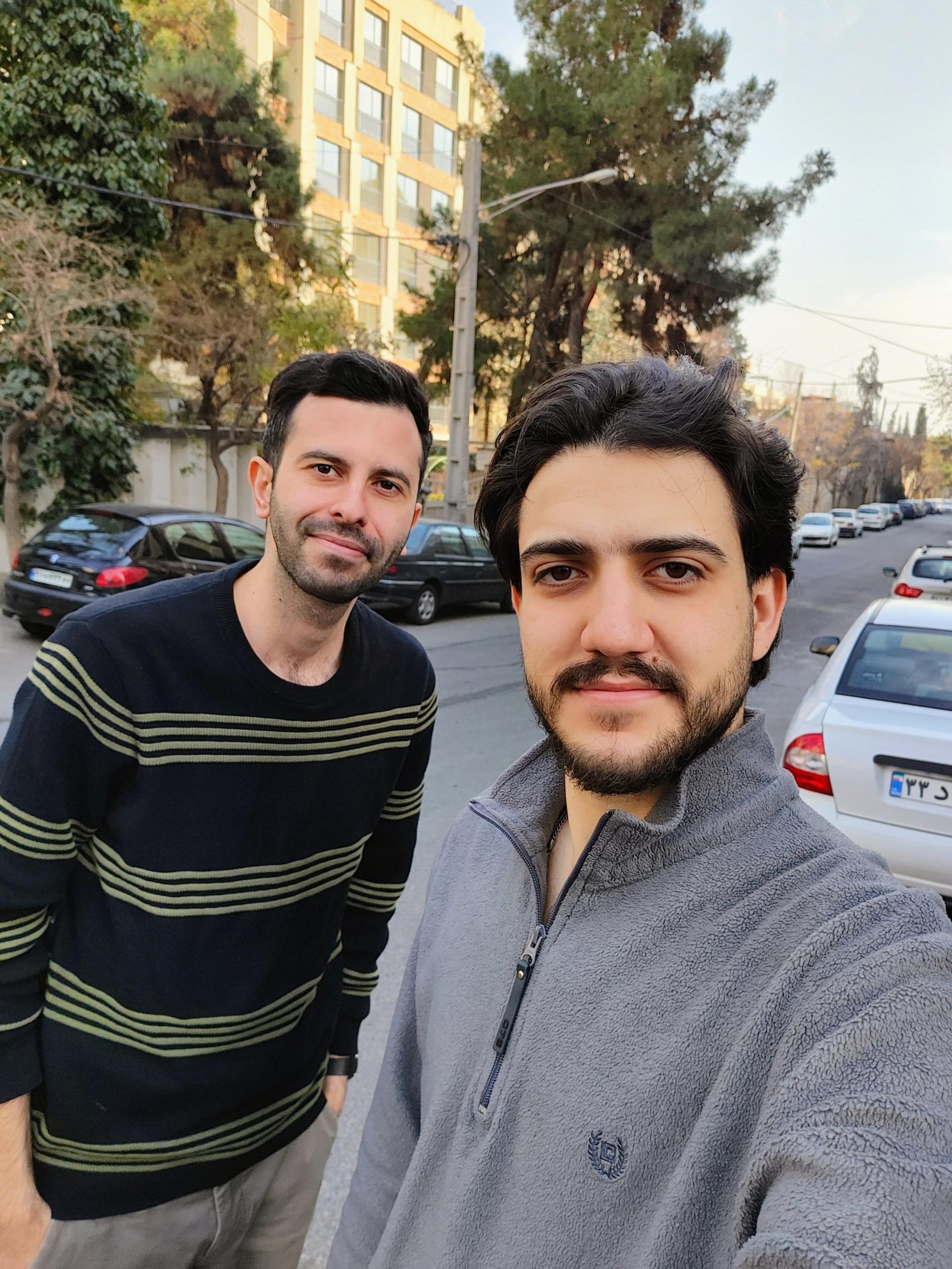 نمونه عکس ریزر ۴۰ اولترا از پرتره دو مرد جوان که در خیابان با لبخند به دوربین نگاه می کنند