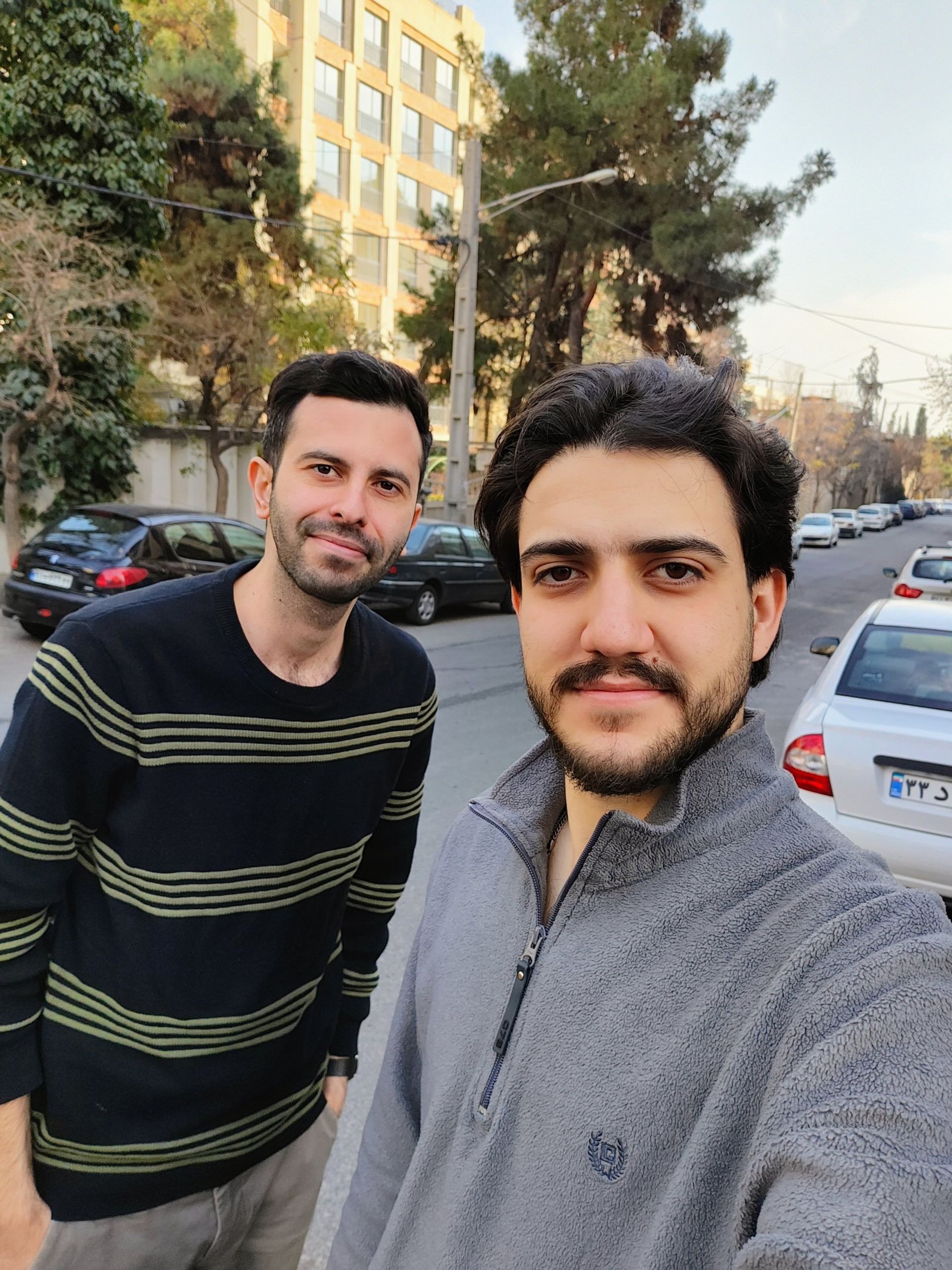 نمونه عکس ریزر ۴۰ اولترا از پرتره دو مرد جوان که در خیابان با لبخند به دوربین نگاه می کنند