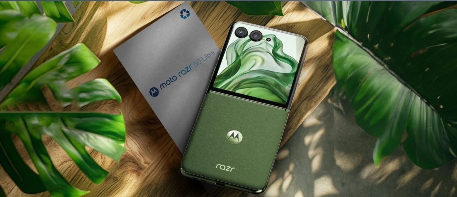 پنل پشتی گوشی تاشو Motorola Razr 50 Ultra سبز رنگ است