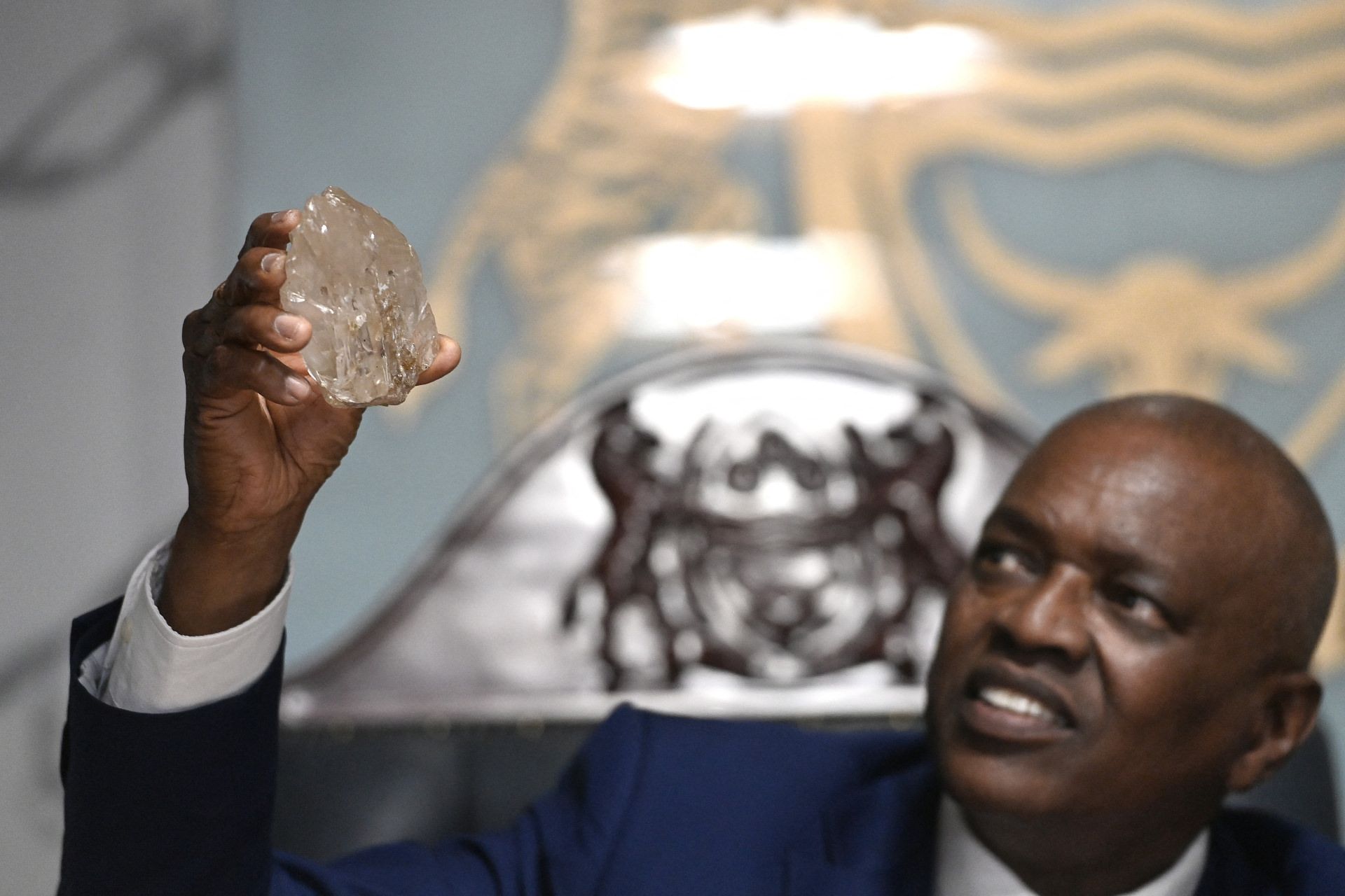 رئیس جمهور بوتسوانا، موکگویتسی ماسیسی، الماس 2492 قیراطی را در دست دارد که در بوتسوانا کشف شده است.