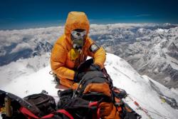 کوهنورد با پوشش زرد و ماسک اکسیژن به صورت