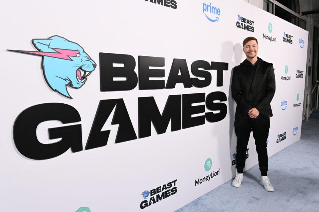 مستر بیست کنار بنر Beast Games