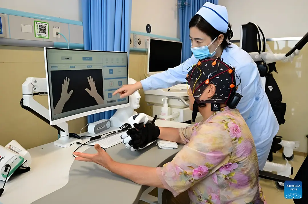بیمار با کلاه الکترودگذاری شده در حال استفاده از سیستم MRI مغزی