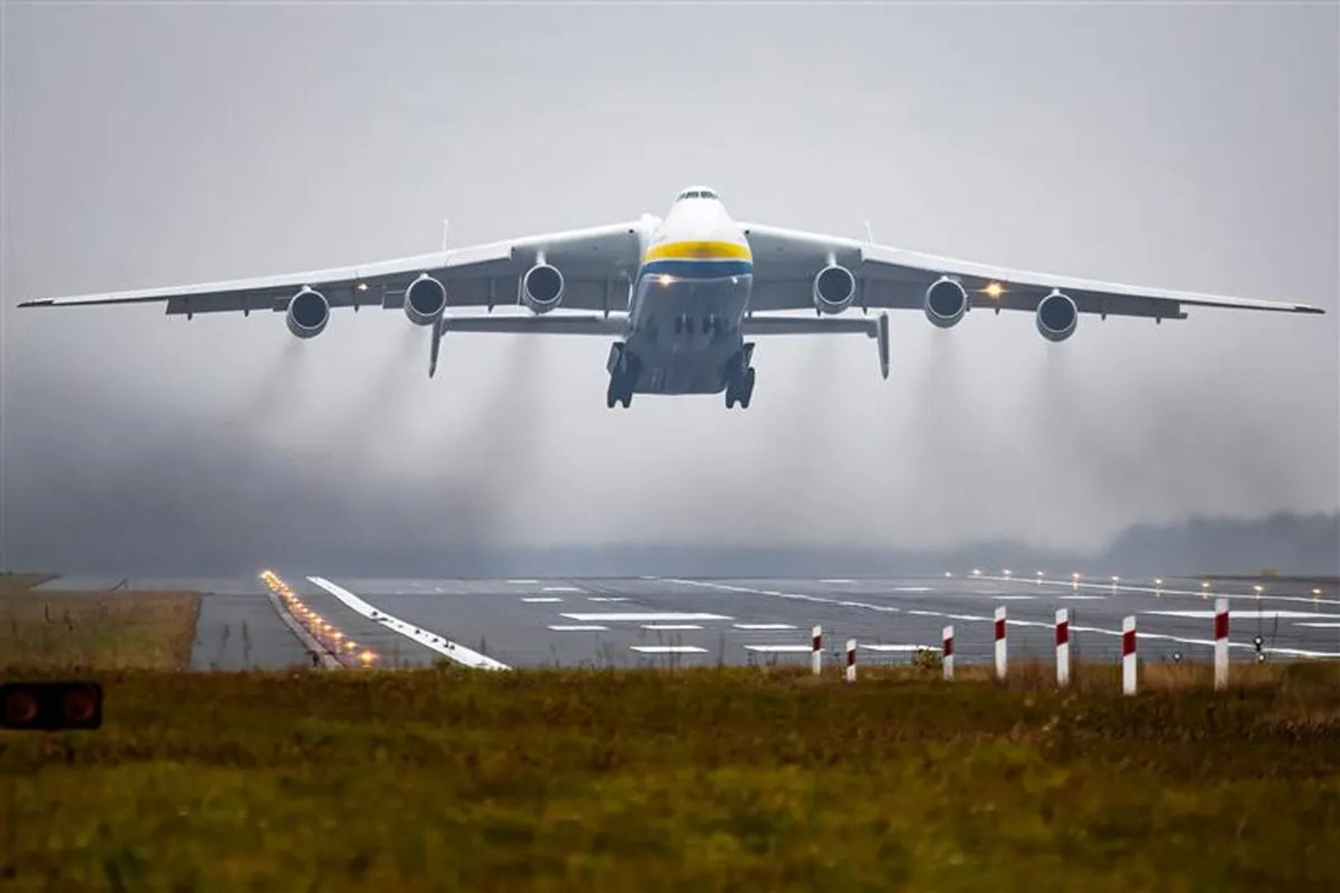 نمای روبروی هواپیمای Antonov AN-225 Mriya در حال برخاست
