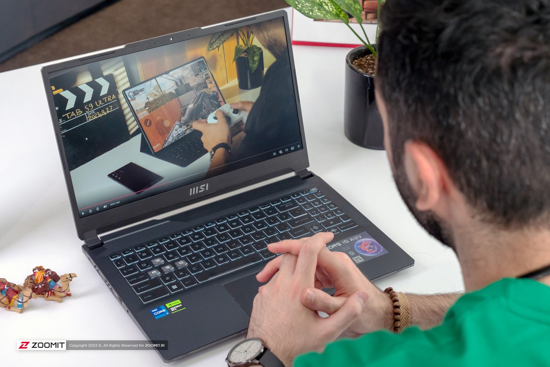 کاربر درحال کار با لپ‌تاپ Cyborg ام‌اس‌آی