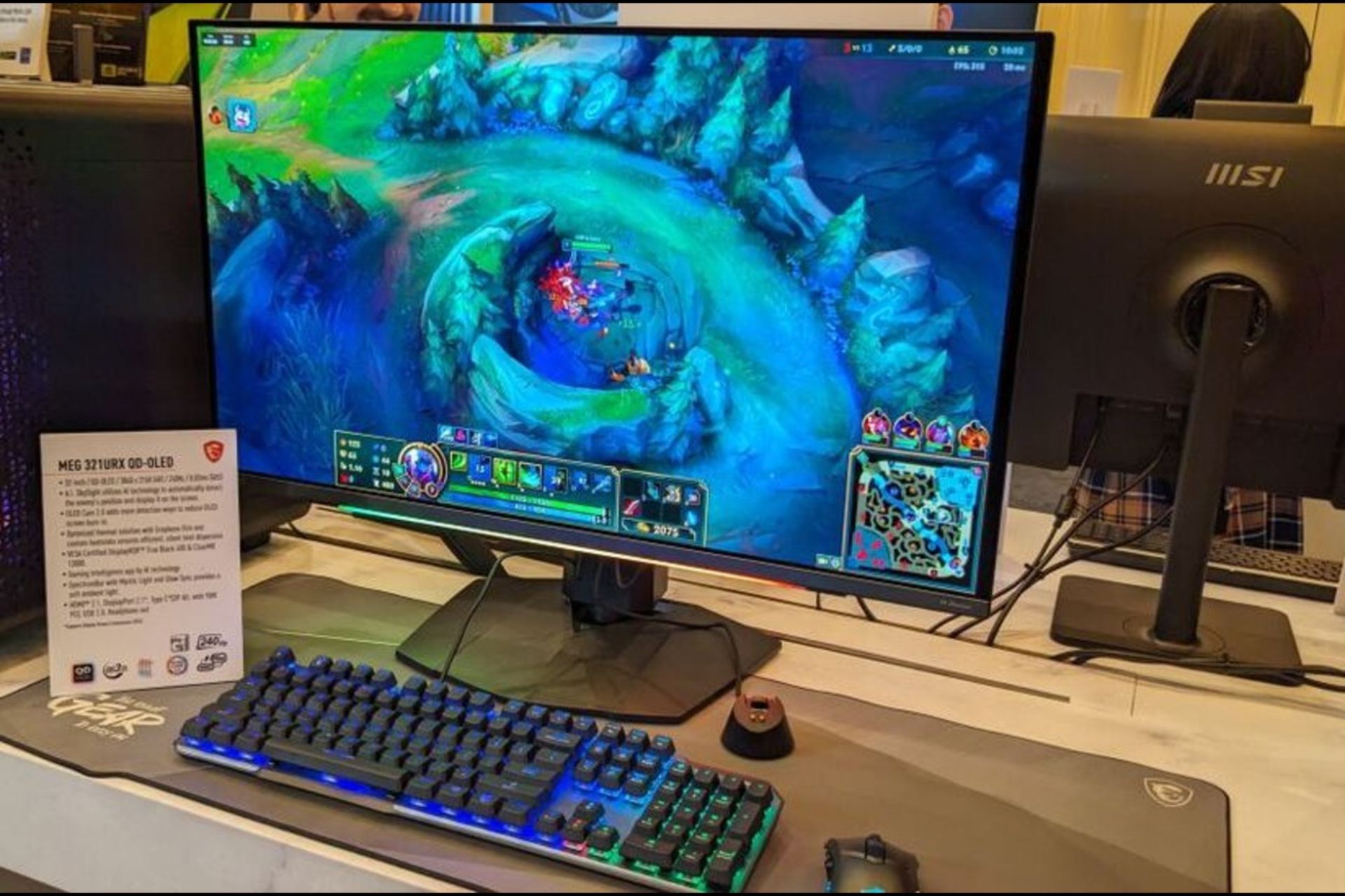 مانیتور جدید MSI با نام MEG 321URX QD-OLED که بر روی دسکتاپ نمایشگاه CES2024 در حال نمایش بازی لیگ آو لجندز نشان داده شده است