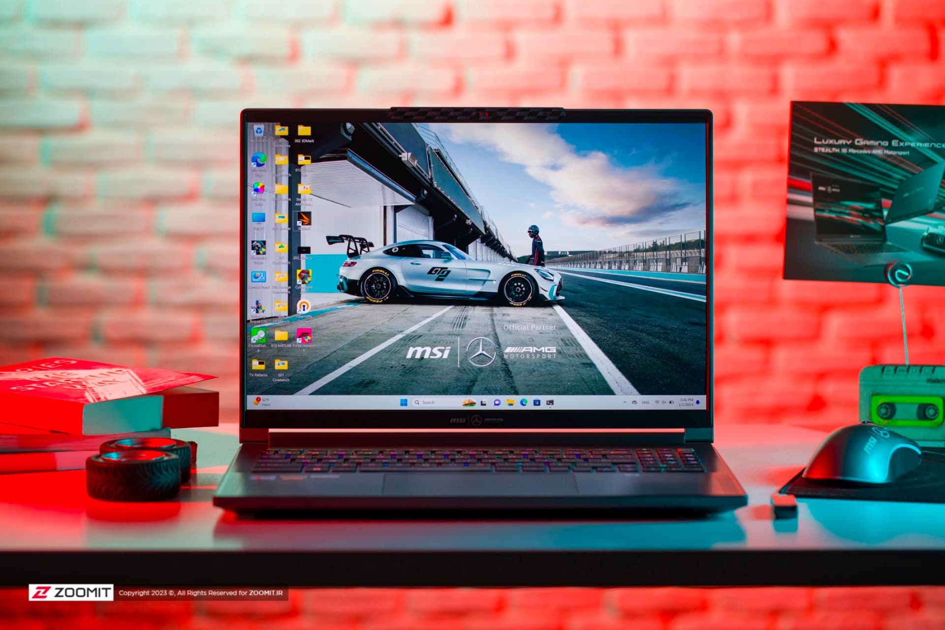 لپ تاپ مرسدس بنز MSI از نمای جلو روی میز