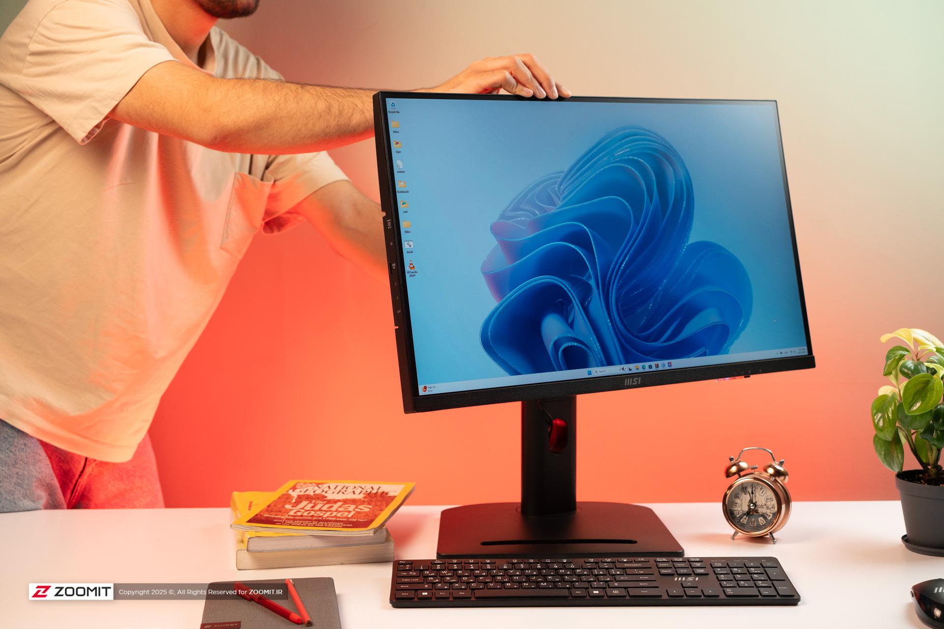 فردی در حال چرخاندن نمایشگر آل‌این‌وان MSI
